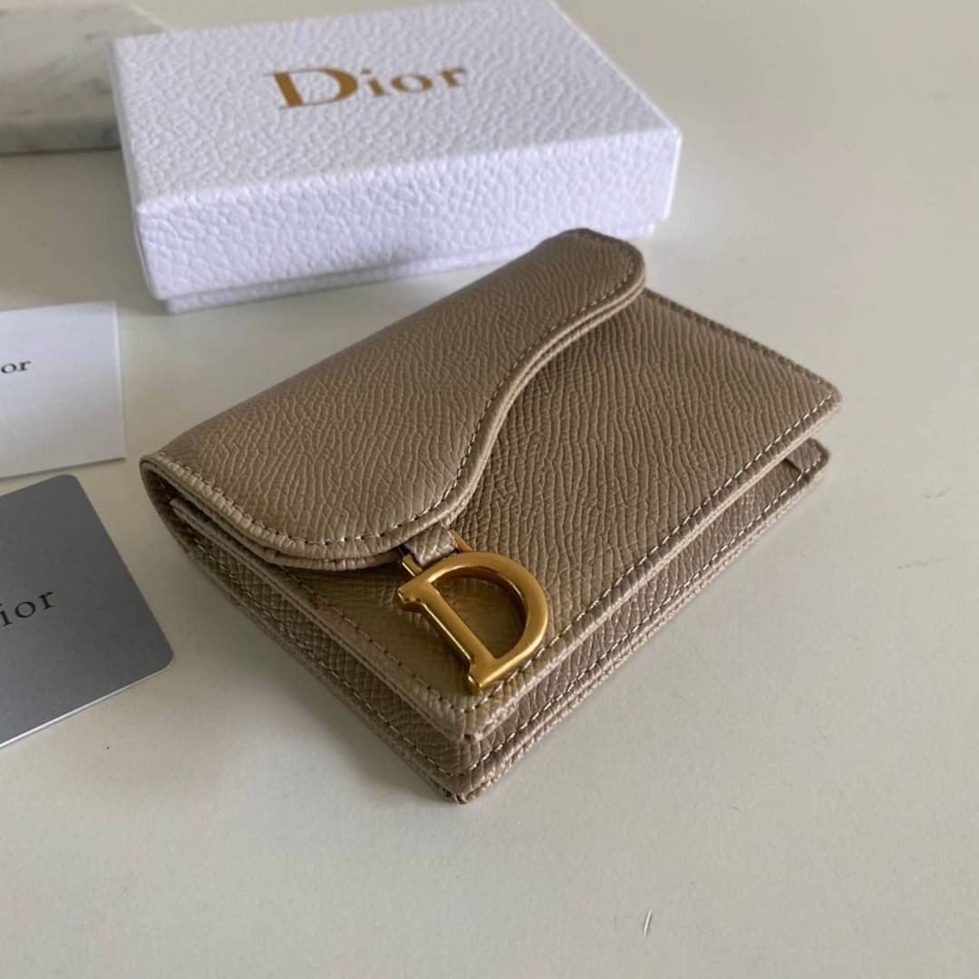 DIOR Wallet calfskin / DIOR SADDLE FLAP CARD HOLDER งานหนังแท้ กระเป๋าใส่เหรียญใส่การ์ดอะไหล่ทอง มาพร้อม กล่อง ถุงผ้า ถุงกระดาษ พร้อมส่งที่ไทย ภาพสินค้าถ่ายจากงานขายจริง ใช้งานต่างประเทศได้