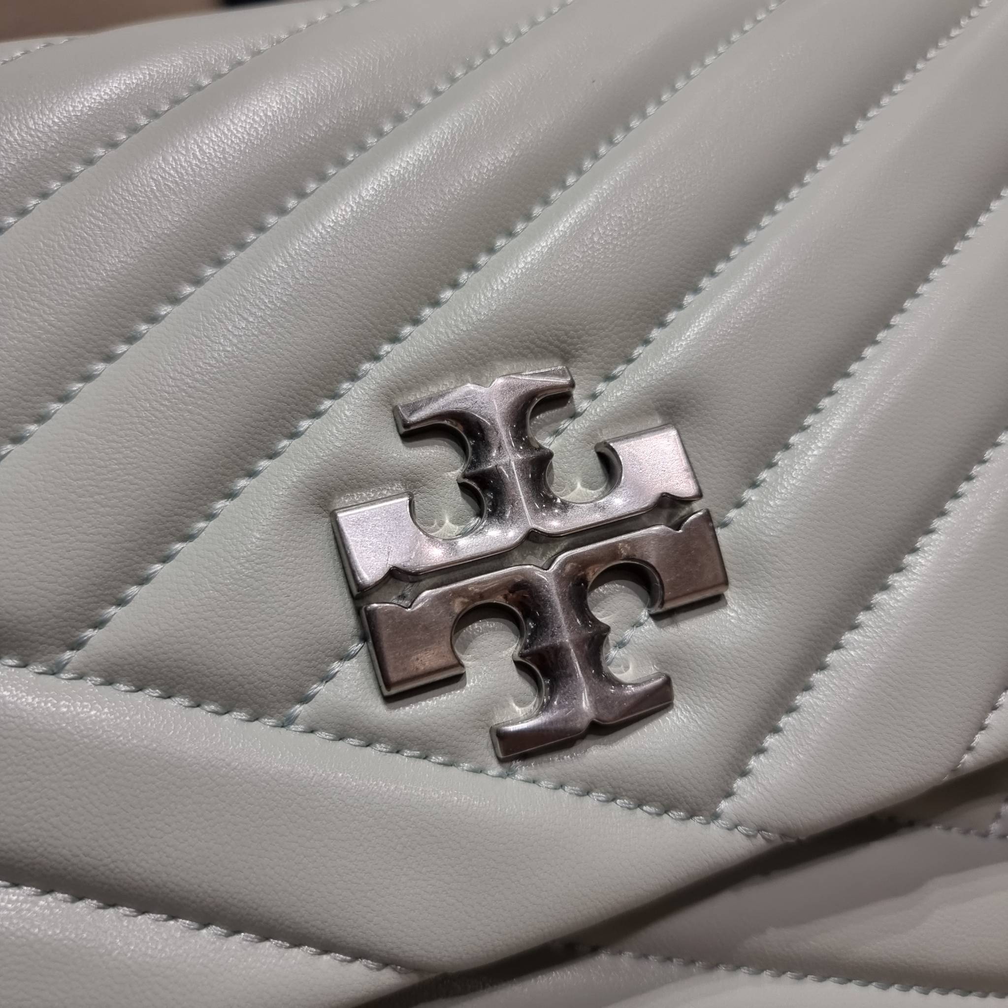 TORY BURCH KIRA CHEVRON CONVERTIBLE SHOULDER BAG กระเป๋าสะพายรุ่นยอดฮิต ไซส์ใหญ่จัดเต็มให้เน้นๆ ใช้ยังไงก็ดูหรู ดีไซน์เฉพาะตัว วัสดุหนังแกะ สัมผัสนิ่ม เปิด-ปิดด้วยกระดุมแม่เหล็ก ภายในเป็นช่องโล่ง แบ่งสัดส่วนไว้ดีมากๆ ใส่กระเป๋าสตางค์ มือถือ เครื่องสำอางค์