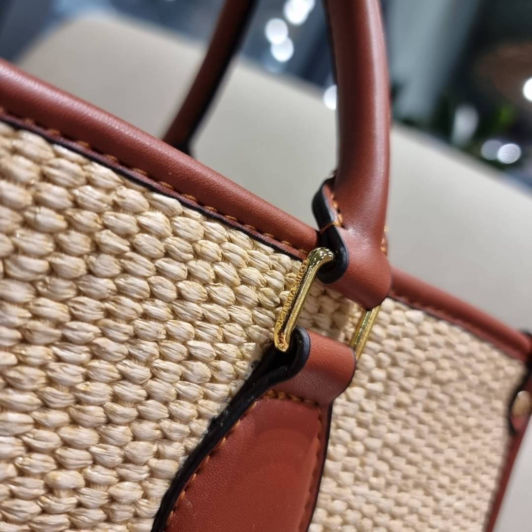 VIP 🥂 LV RAFFIA TOTE BAG ไอเท็มเอ็กซ์คลูซีพใหม่ล่าสุดก่อนใคร กระเป๋าสะพายใบใหญ่รุ่นลิมิเต็ด หายาก ด้วยวัสดุสังเคราห์จากธรรมชาติ สานเต็มใบออกมาเป็นลวดลายสวยงาม และยังโดดเด่นด้วยโลโก้ สีโทนอุ่น ทำให้ไอเท็มนี้ ดูดีน่าค้นหา ด้วยทรงโท้ทที่ทำให้สามารถจั