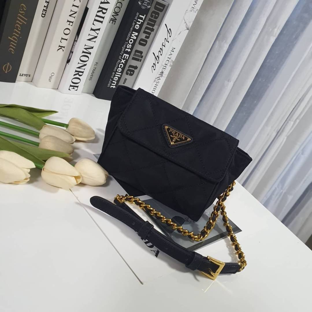 PRADA SHOULDER BAG ส่งตรงจากเคาเตอร์ต่างประเทศ นานๆจะมาทีคะ **ขนาดมินิปุ๊กปิ๊ก กับแบรนด์ Prada เก๋ ไม่ซ้ำใครแน่นอนคะรุ่นนี้ เปิดปิดด้วยกระดุมแม่เหล็ก ภายในบุผ้าแบรนด์ และ มีป้ายโลหะแบรนด์ **อะไหล่ทองเข้มทั้งใบ สามารถใส่Iphone11+ ได้ งานน่ารัก ราคาดี้ดีแบบ