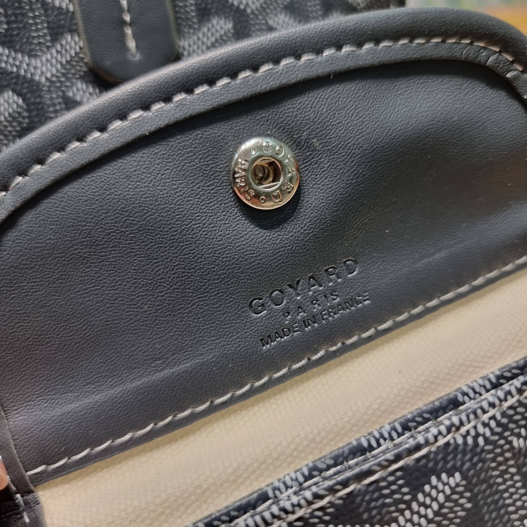 GOYARD MINI ANJOU REVERSIBLE TOTE ฮอตไอเท็ม กับกระเป๋าสะพายทรงโท้ท ไซส์มินิ กะทัดรัดมาก มาครบสีขายดี เลิศทุกสี รูปทรงคลาสสิค ดีไซน์เป็นเอกลักษณ์ ใช้งานได้หลากหลาย สามารถกลับด้านใช้ได้แบบไม่มีเบื่อ