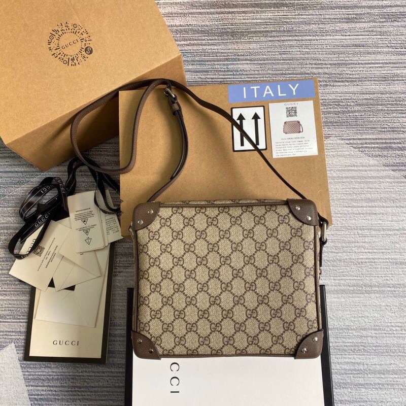 VIP 】หนังแท้ Gucci Box Type Sling Bag พร้อมส่งที่ไทย กระเป๋าสะพายดีไซน์ใหม่ ทรงกล่องคลาสสิคที่ดัดแปลงให้ดูนุ่มนวลและทันสมัย ใช้งานได้สะดวกคล่องตัวมากขึ้น ด้วยสายสะพายครอสบอดี้ วัสดุหนังแท้คุณภาพดี เปิด-ปิดด้วยตัวล็อคแน่นหนา ภายในโล่งกว้าง ถือเก๋ๆ ถ่ายรูปส