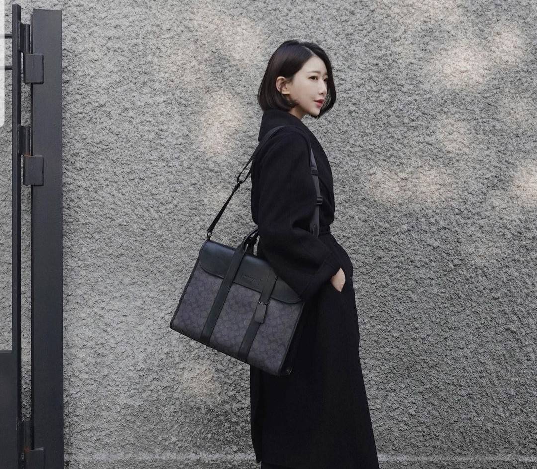 COACH METROPOLITAN PORTFOLIO IN SIGNATURE CANVAS (COACH 39775)🍁 เอาใจสาย smart กับรุ่นยอดฮิต ใช้งานได้ลงตัวสุดๆ ถือว่าเป็นอีกรุ่นที่ถามกันเข้ามาเยอะมากๆ และใช้งานได้ครบฟังก์ชั่นจริงๆ >>วัสดุแคนวาส สลับหนังแท้ หนังคุณภาพมากๆ มีสายสะพายยาว ถอด