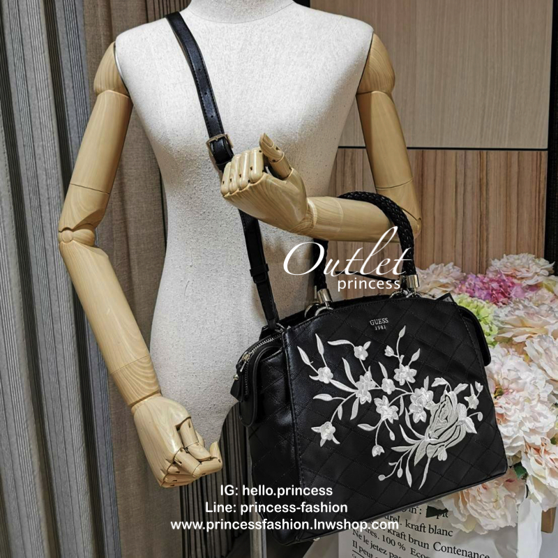 GUESS WOMAN CROSS BODY BAG กระเป๋าถือ/สะพายรุ่นใหม่ล่าสุดจาก GUESS FACTORY หนังสวยอยู่ทรงขนาดกำลังดี น้ำหนักเบา ด้านหน้าประดับโลโก้แบรนด์เปิดปิดด้วยซิปสะดวกใช้ ด้านข้างมีกระดุมปรับขยาย ภายในมีโลโก้ ช่องซิปและช่องใส่ของ ซับในพิมพ์แบรนด์ ใส่กระเป๋าสตางค์ มื