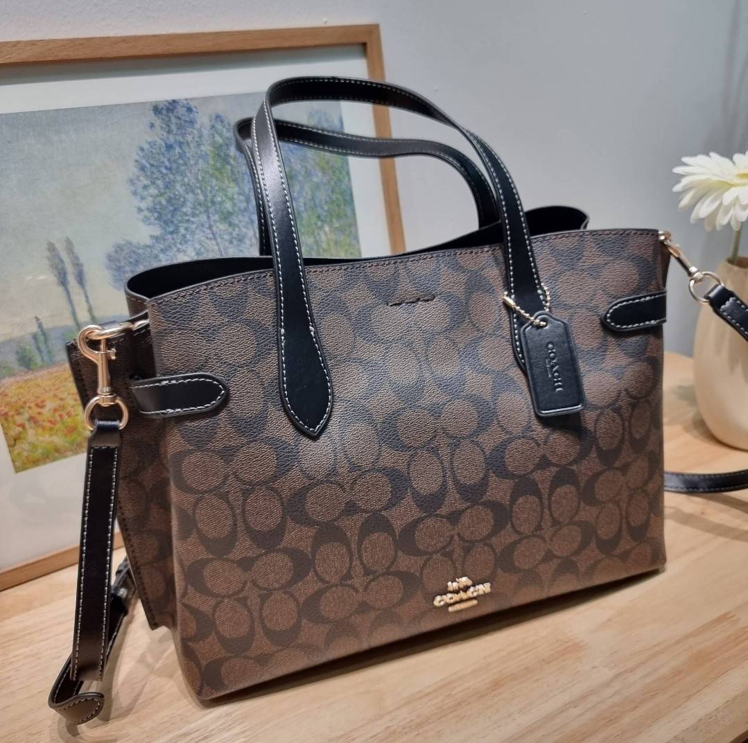 COACH HANNA CARRYALL IN SIGNATURE CANVAS / CH187 / CH195 / CH542 น้องใหม่ เรียบหรู ดูแพง กับกระเป๋าถือ/สะพายทรงสวย คงความคลาสสิค ดีไซน์ตกแต่งสายคาดจับจีบข้างกระเป๋าเพิ่มดีเทล มาพร้อมหูจับในตัว