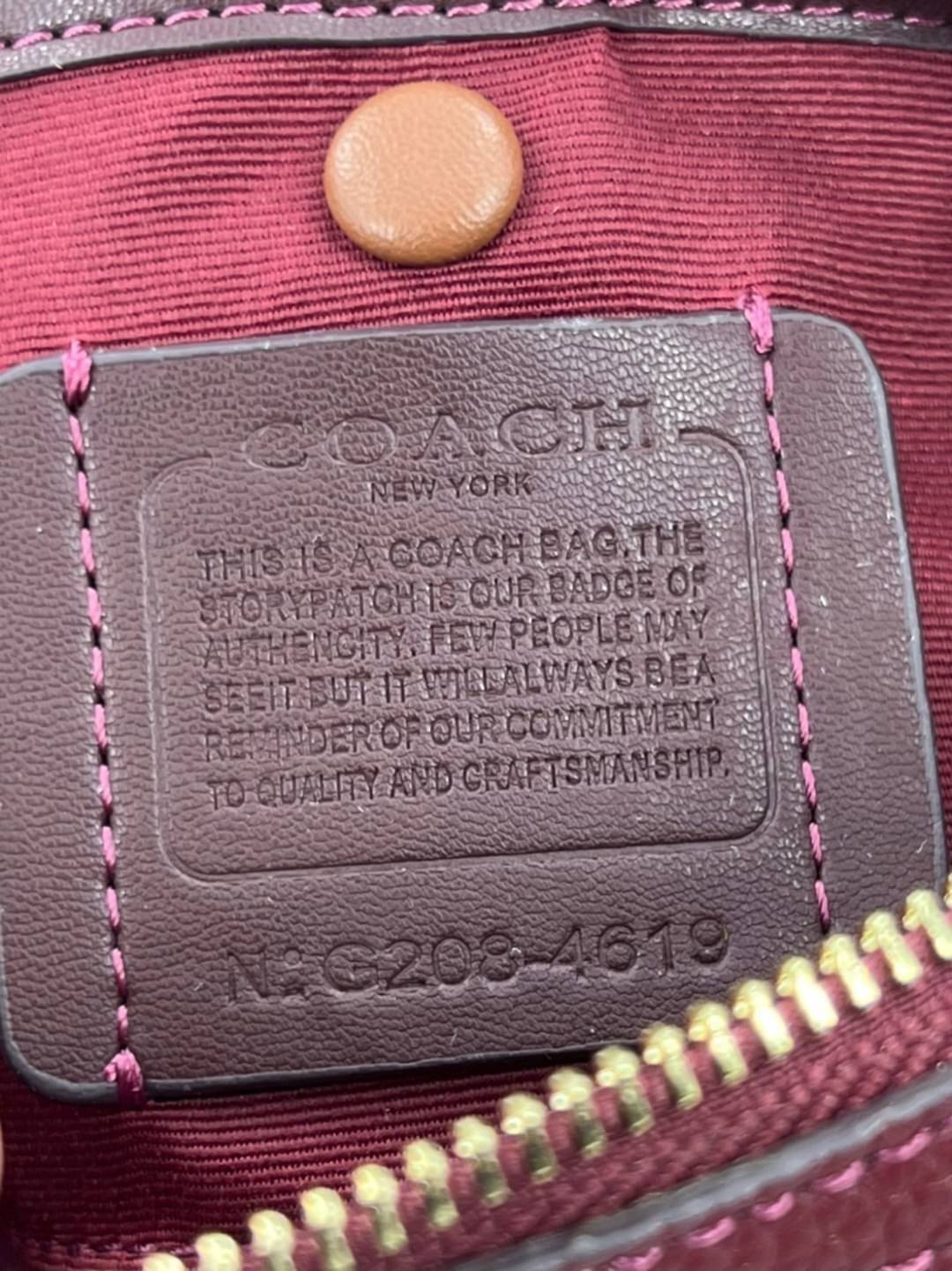 COACH LARK BAG 19 IN SIGNATURE JACQUARD พร้อมส่งที่ไทย สวยก่อนใครแน่นอนค่ะ กระเป๋าสะพายข้าง//ครอสบอดี้ร์ วัสดุหนังแท้+Jacqurd ได้ลงตัวสวยงามมากๆค่ะ มีช่องใส่ของจุกจิกทั้งด้านหน้าและหลัง ;เปิดปิดกระเป๋าแบบซิปคู่ ภายในสามารถใส่กระเป๋าเงินใบกลางได้;มือถือได้