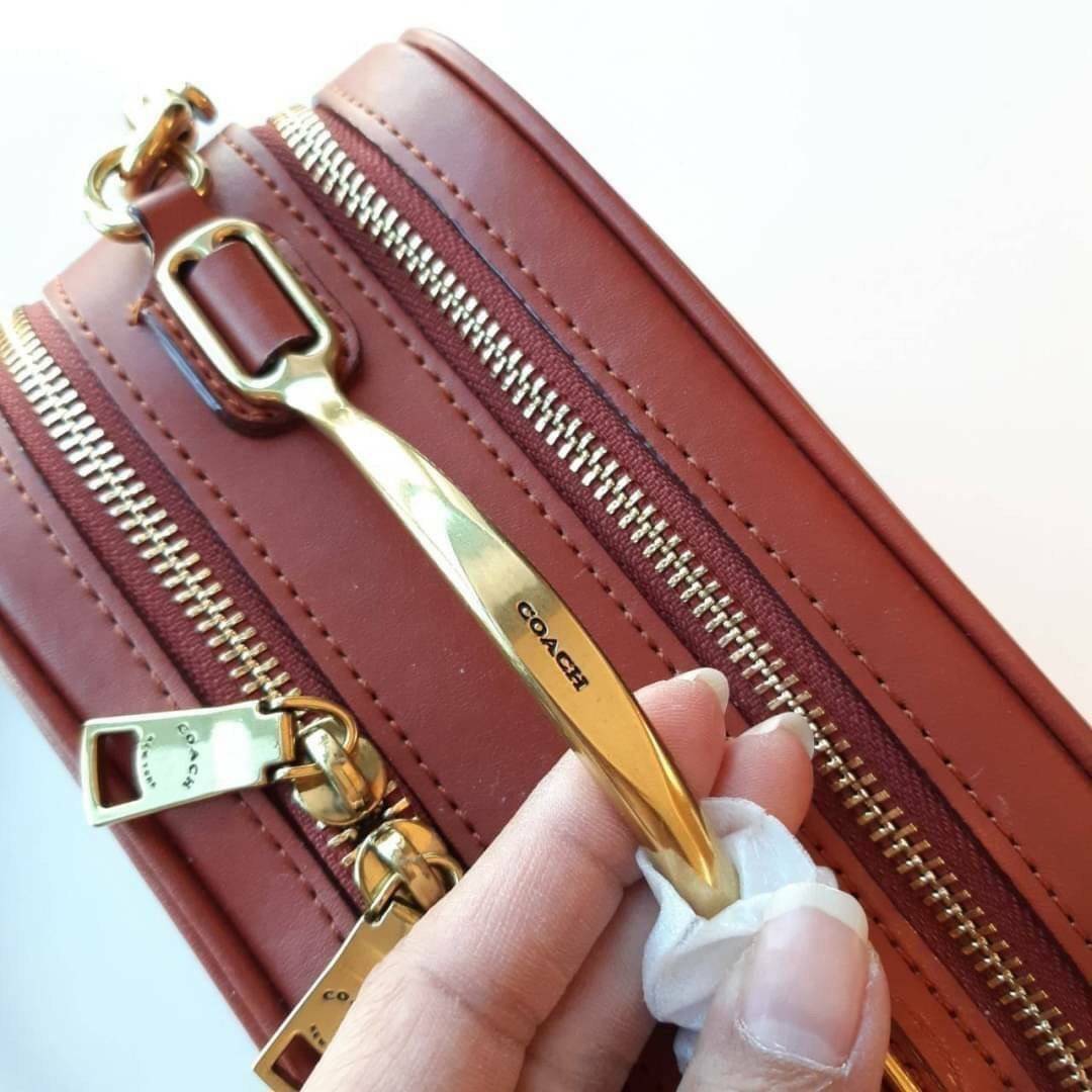 COACH 703 RILEY LUNCHBOX BAG IN SIGNATURE CANVAS กระเป๋า crossbody ทรงกล่องอยู่ทรง ดูแพง วัสดุหนังแคนวาสเคลือบลาย ตัดด้วยอะไหล่ทองเหลือง สวยเข้ากันสุดๆ!! มีช่องหลัก 2 ฝั่ง เปิด-ปิดด้วยซิป ใบนี้สะพายแล้วโดดเด่น ถ่ายรูปขึ้นกล้องแน่นอนจ้า Best item!!