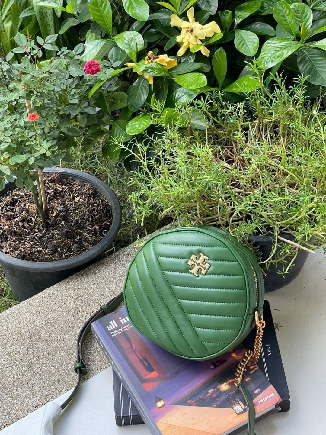 Tory burch Kira Cheron Circle Crossbody กระเป๋าสะพายคาดลำตัวรุ่นนี้โดดเด่นด้วยรูปทรงกลมสุดชิค ขนาดกะทัดรัด พร้อมด้วยหนังกระเป๋าที่ทำจากหนังแท้คุณภาพดี เพราะ Kira Chevron เป็นรุ่นที่ตอบโจทย์และครองใจสาว ๆ ได้อย่างแท้จริง เนื่องจากมีดีไซน์เรียบหรู โดยทางแบร