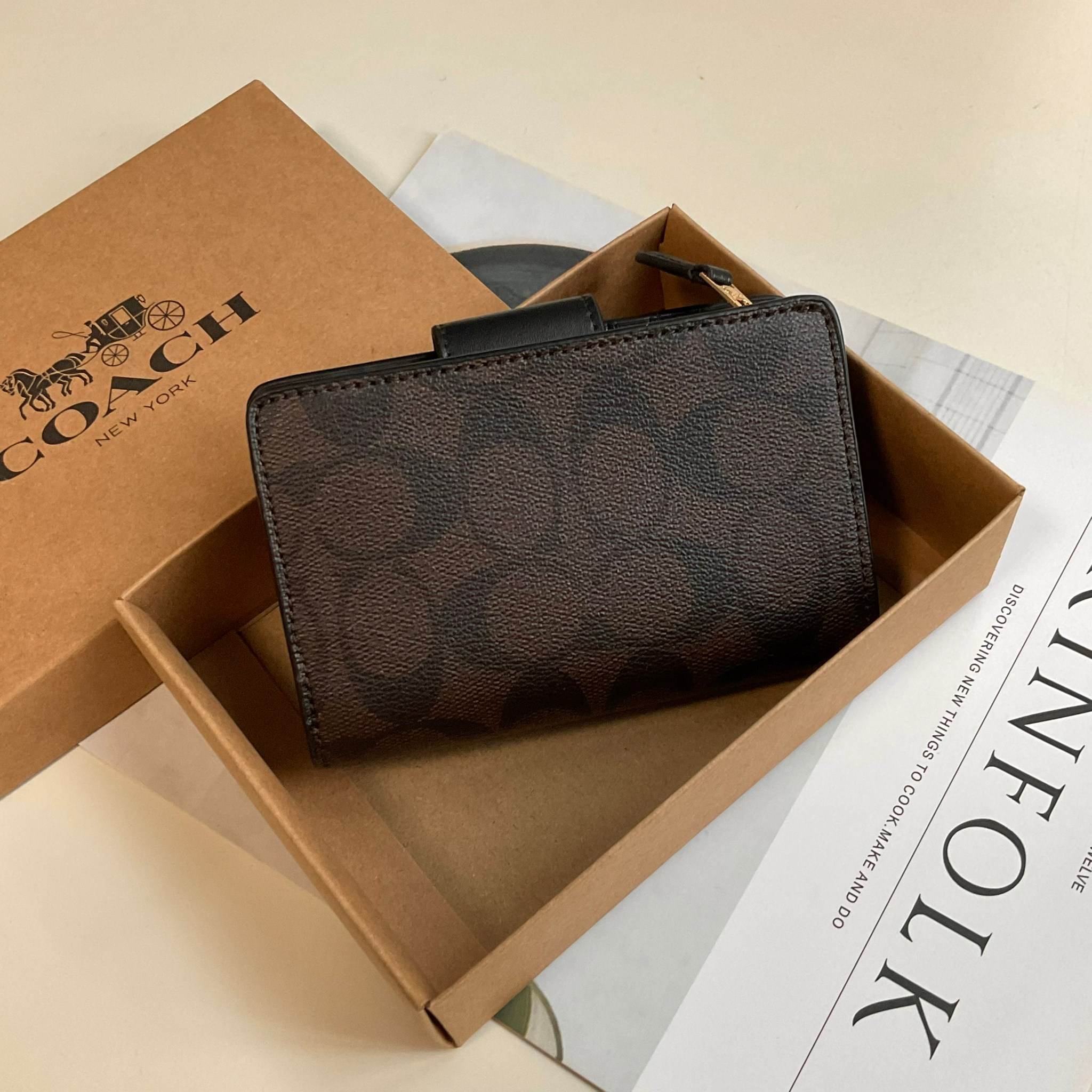 COACH SMALL WALLET IN SIGNATURE CANVAS กระเป๋าสตางค์ใบกลาง แบบพับสองตอน หน้าจดหมาย เปิดปิดด้วยกระดุมปั้มแบรนด์ ด้านในมีช่องใส่บัตรหลายช่อง พร้อมช่องใส่รูป และช่องใส่ธนบัตร ด้านหลังมีช่องซิปเหรียญอีกหนึ่งช่อง น้ำหนักเบา พกพาสะดวก อะไหล่ทองสุดหรู ห้ามพลาดค่