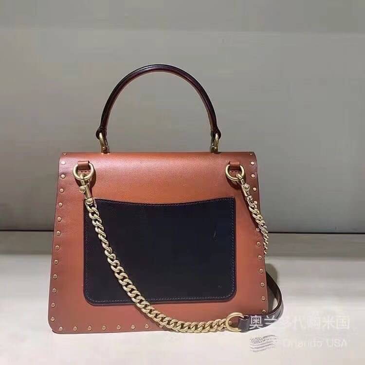 Coach Parker Top Handle In Signature Canvas With Rivet สินค้าใหม่ทรงน่ารัก ใช้แล้วดูแพงมากกก มีช่องใส่ขนาดกว้าง ใส่ของได้จำนวนมาก แถมยังสามารถถือเก๋ๆ แบบคุณนาย หรือสะพายเป็น crossbody ก็ได้ โดดเด่นด้วยลายsignature coach ใครยังไม่มีห้ามพลาดดดเลยนะ ของสวยจร