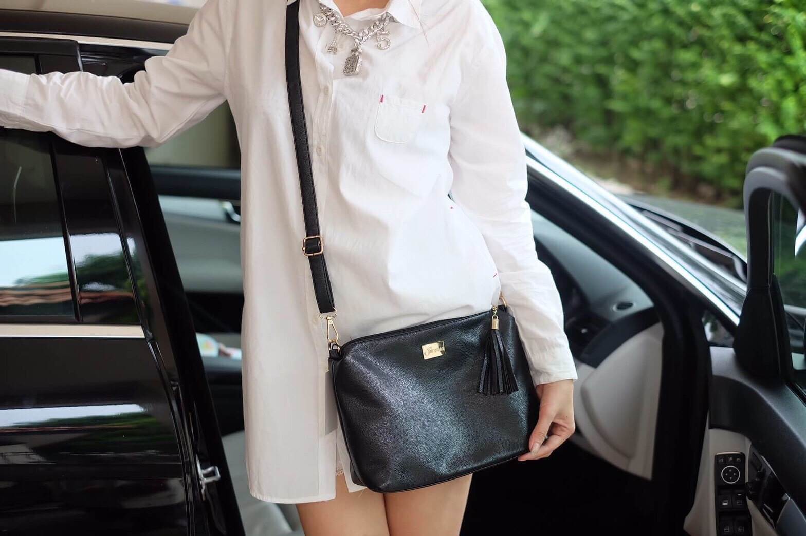 ถามกันเข้ามาเยอะ คะ สำหรับ กระเป๋าทรง shoulder bag ใบใหญ่ หนังนิ่มสวยๆ สี ดำสุด classic รุ่นนี้จาก แบรนด์ ดัง Berke คะ สวยคุ้มเกินราคา 👍 ตัวกระเป๋า ใบใหญ่ หนังนิ่ม แต่น้ำหนักเบาจุของคุ้มคะ ทนทาน ดีไซด์พู่ที่หางซิป ใบนี้ เหมาะกับทุกโอกาส ภายในบุด้ว