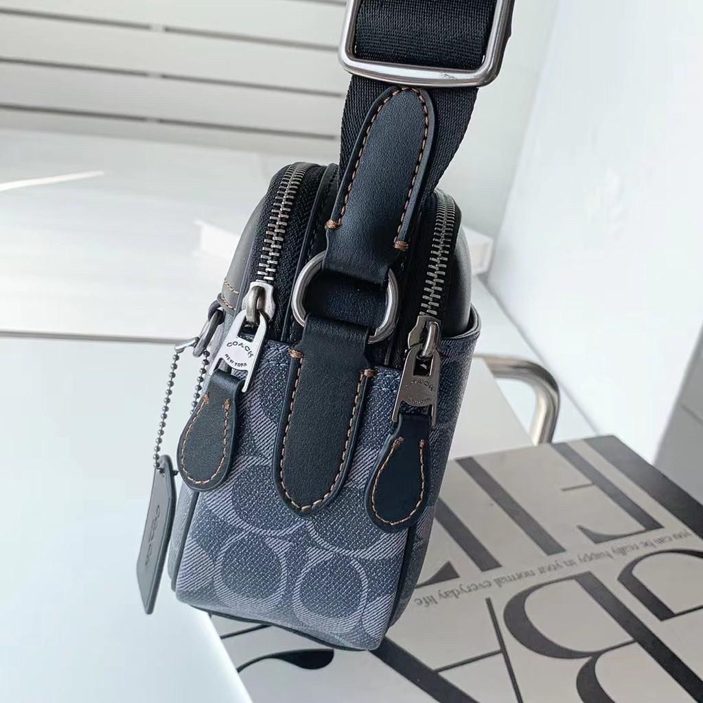 COACH Graham Crossbody In Blocked Signature C9965 กระเป๋าสะพายข้างผู้ชาย กระเป๋าผ้าเคลือบซิกเนเจอร์และหนังอย่างดี ภายในกระเป๋าเอนกประสงค์ ปิดซิปคู่ ซับในผ้า กระเป๋าสลิปด้านนอก สายปรับได้ยาว 25 นิ้ว สำหรับสะพายไหล่หรือสะพายข้าง