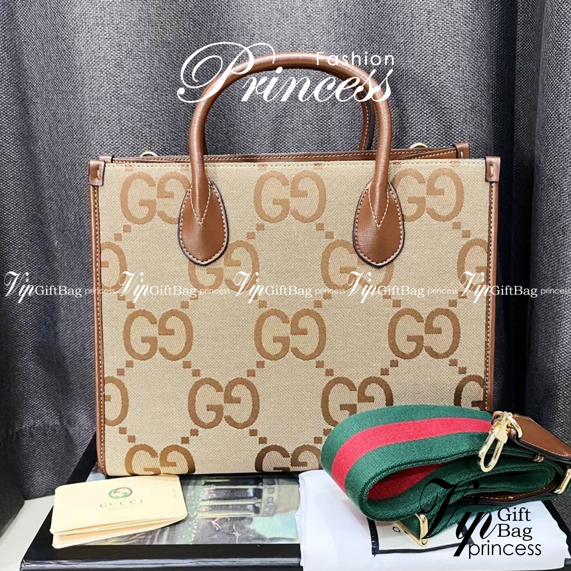 Gucci Jumbo GG tote bag / GG Shopping Bag พร้อมส่งที่ไทย ภาพสินค้าถ่ายจากงานจริง ใช้งานต่างประเทศได้ กระเป๋าไซส์ใหญ่ โดดเด่นด้วยจัมโบ้ฟอนท์ สวยเอกลักษณ์ วัสดุหนังแคนวาส ภายในโล่งกว้างมาก ใส่ของแบบแน่นๆ จุๆไปได้เลย หมดห่วง!! และยังมีสายครอสบอดี้มาให้ จะสะพ