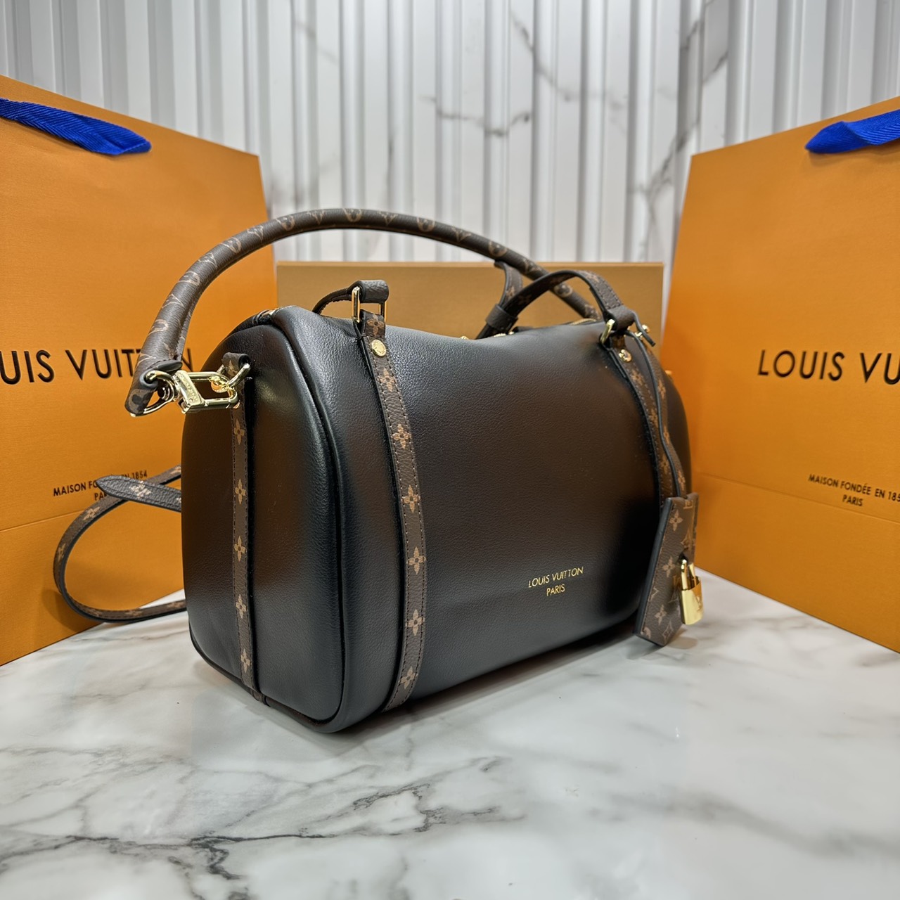 ORI หนังแท้ | LV Express PM Bag 25cm กระเป๋าสะพายทรงหมอนสปีดี้ดีไซน์ใหม่ล่าสุด โฉบเฉี่ยว แต่งคาดหน้าโมโนแกรมโดดเด่น ตัวกระเป๋าสีพื้นตัดกันอย่างลงตัว พร้อมหูแบบจับยาวถอดได้จะถือหรือคล้องไหล่ก็เก๋