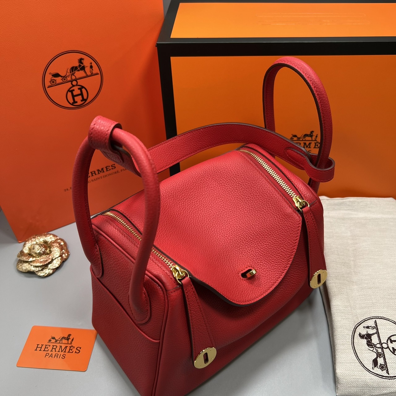 พร้อมส่ง 15 สี HERMES Lindy 26 bag กระเป๋าทรงโท้ทหนังสวยอย่างดี เอกลักษณ์ของความเรียบหรูไฮคลาสอย่างสมบูรณ์แบบ เกรดออริ สลับแท้ งานสวยตามรูป ใช้งานต่างประเทศได้