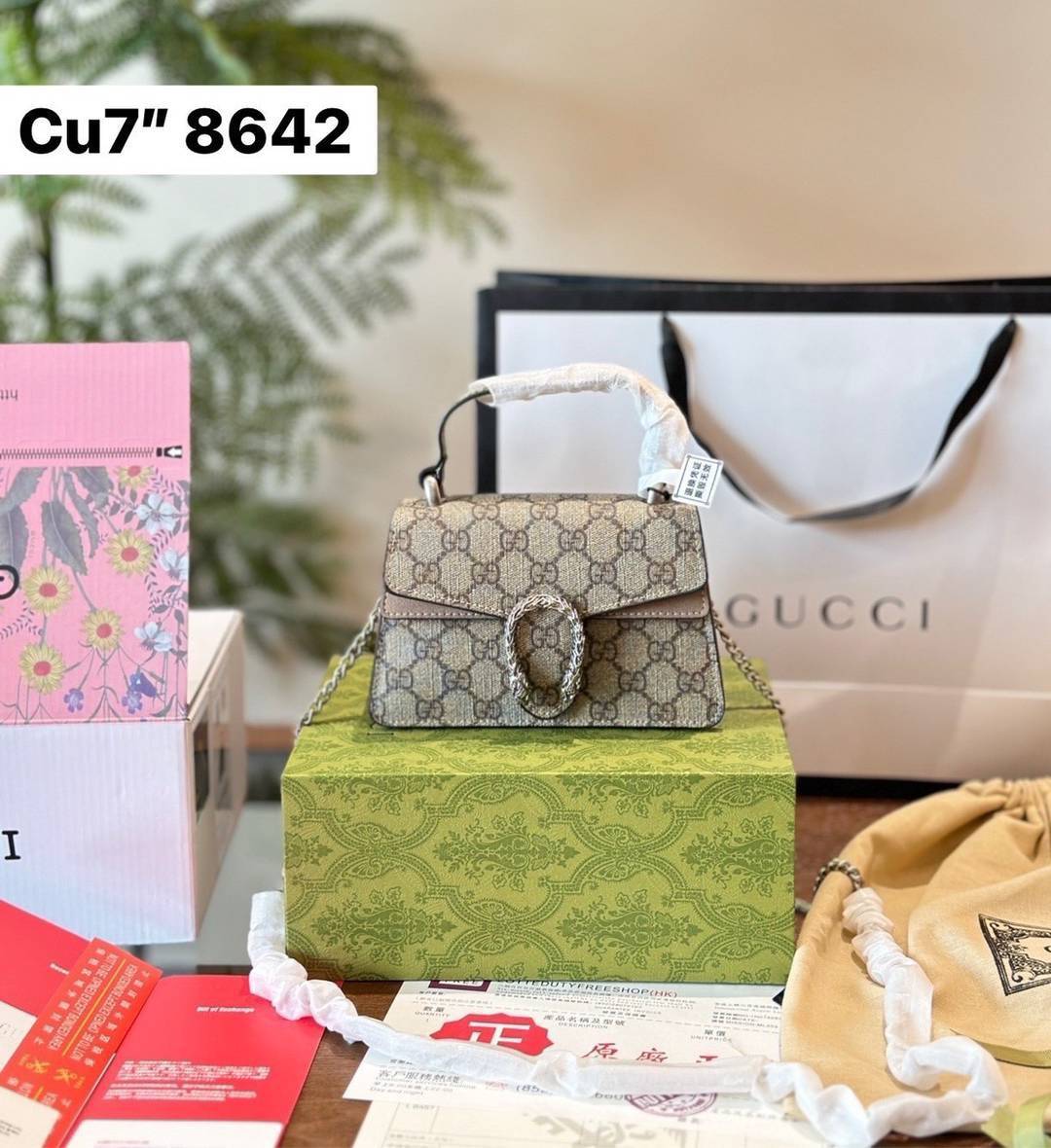 GUCCI Dionysus mini top handle bag กระเป๋าสะพายพร้อมหูจับในตัวรุ่นสุดคลาสสิควินเทจ ไซส์มินิน่ารักให้สาวๆใช้งาน และพกพาได้สะดวก ดึงดูดและสะกดสายตาด้วยอะไหล่ดีเทลหรู