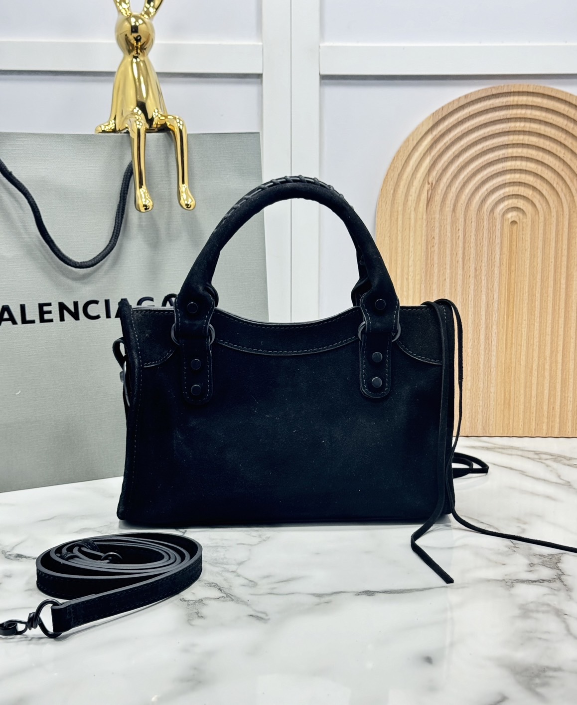 ORI หนังแท้ | Balenciaga Le City suede bag กระเป๋าถือ/สะพายข้างดีไซน์โดดเด่นสวยเท่ล้ำสมัย ใหม่ล่าสุดงานหนังกลับที่สุดแห่งความไอคอนิกไม่เหมือนใคร มีกิมมิคและลูกเล่นแพรวพราว
