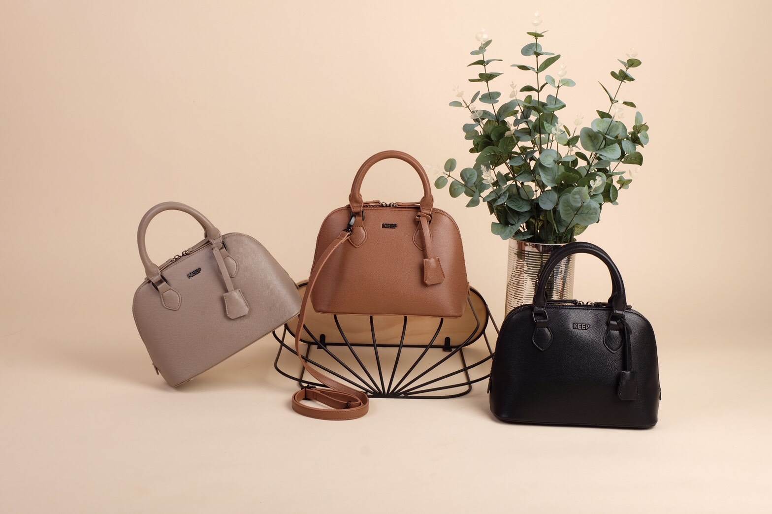 ซูมๆ ใกล้ๆ กันเลย กับ New collection KEEP ' Taylor ' ทำ size ใหม่ (9.5") อยากแนะนำมาก อยู่ระหว่าง มินิ กะ คลาสสิค ขนาด ดี๊-ดี ไม่เล็กไม่ใหญ่ไป แถม!! ดีไซน์รุ่นนี้ เป็นอะไหล่ดำ แต่งกะ look casual style ได้แมตช์ม๊ากกกก มี 3 สี Earth tone ให้เ