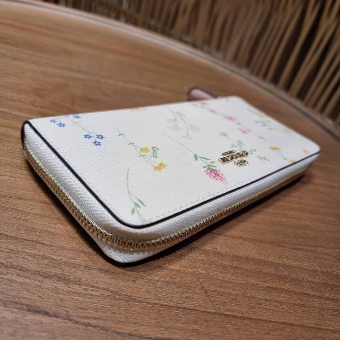 COACH ACCORDION ZIP WALLET IN SIGNATURE CANVAS WITH DAISY BUNDLE / MEADOW PRAIRIE / SPACED WILDFLOWER / DAISY BUNDLE PRINT C0033/F31778/69832 กระเป๋าสตางค์ใบยาว ลวดลายน่ารักน่าใช้มากๆ พื้นเป็นลายซีเอกลักษณ์ วัสดุหนังแคนวาสเคลือบลาย เปิด-ปิดด้วยซิปรอบ ใส่ม