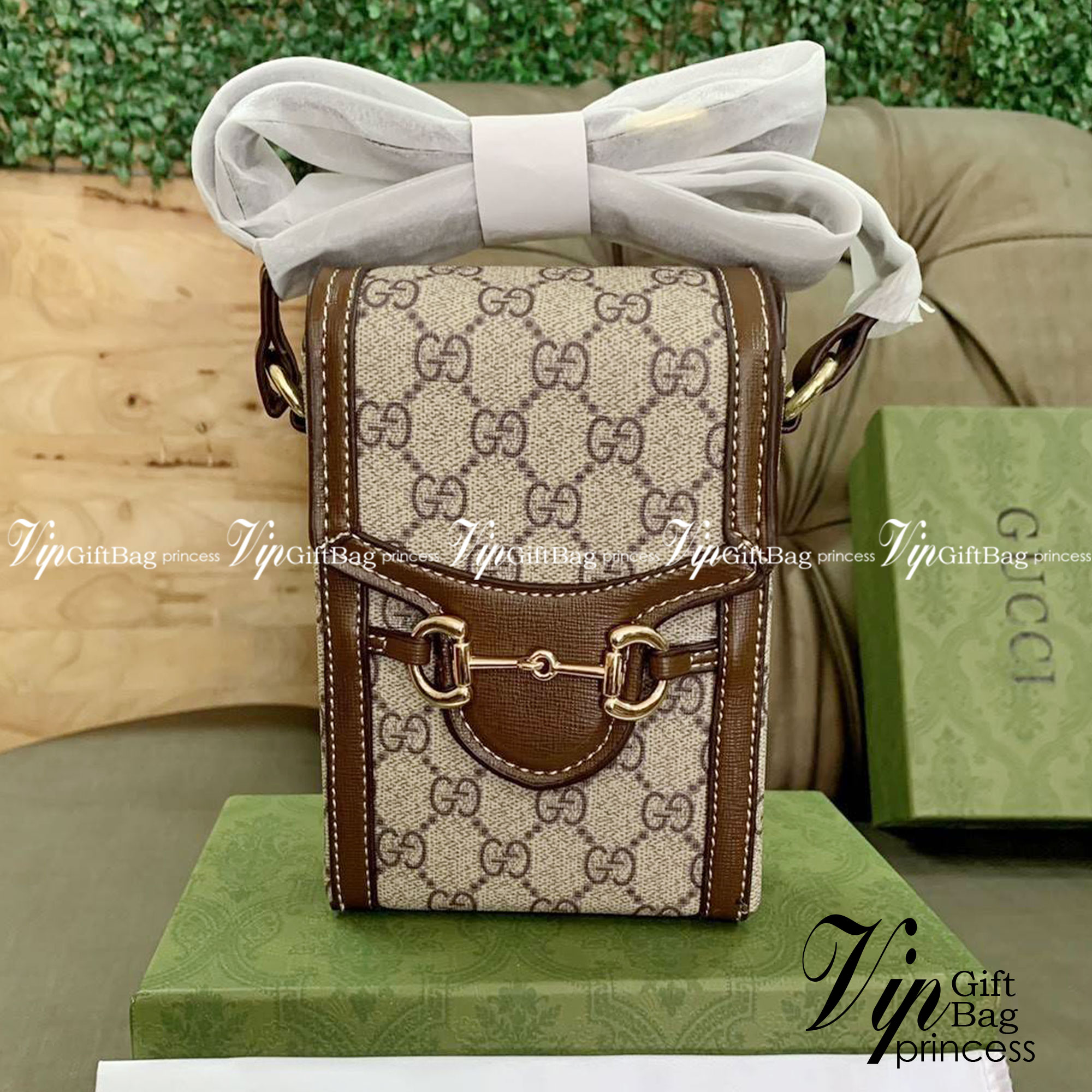 Gucci Horsebit 1955 Phone Bag with Strap กระเป๋าสะพาย กระเป๋าใส่โทรศัพท์ งานแฟชั่นคลาสสิก หนังผสมวัวแท้สีน้ำตาล อะไหล่สวย ดีไซต์สัญลักษณ์วงแหวนตามแบบฉบับ GG มาพร้อมกล่องแบรนด์และสายสะพายยาวที่สามารถปรับระดับได้ พร้อมส่งให้สะพาย สวยๆ กันแล้ววันนี้ ใบนี้ mu