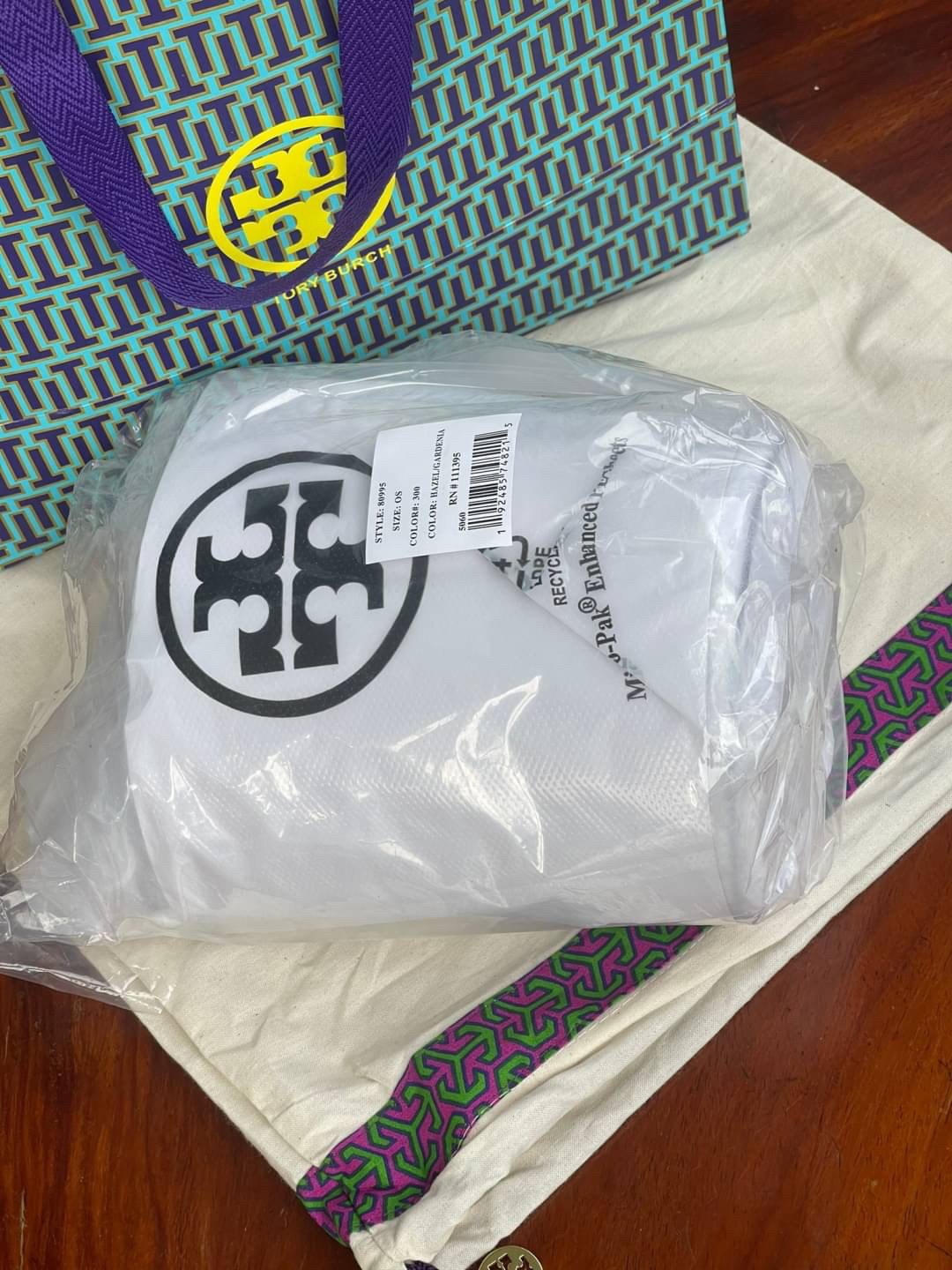 ของแท้ 💯% 】shop Mini : TORY BURCH T MONOGRAM JACQUARD EMBROIDERED MINI BUCKET BAG รุ่นใหม่ล่าสุดจาก TORY BURCH ครั้งแรกกับโมโนแกรม ที่ได้รับแรงบันดาลใจมาจากโลโก้สุดคลาสสิก กลับมาอีกครั้งในรูปแบบของ ลวดลาย T Monogram