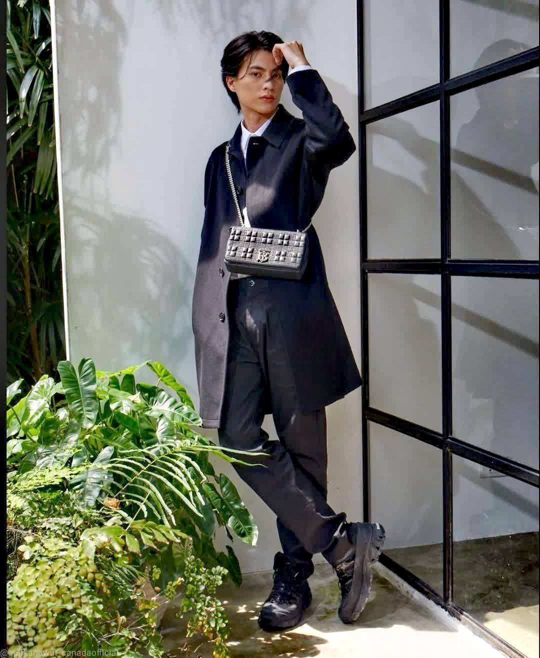 Rare items! รุ่นนี้ที่รอคอย BURBERRY FRAGRANCES QUITED LAMBSKIN BAG หนังแท้ Lambskin นิ่มสวยหรูดูดี เปิดปิดด้วยฝาปิดสัญลักษณ์รูปตัวB ภายในโล่งกว้าง ใส่มือถือ กระเป๋าสตางค์ได้ มาพร้อมสายสะพายโซ่ทองต่อหนังรองบ่าสามารถซ้อนสายสั้นสะพายไหล่ได้ หรือใช้สายยาว Cr