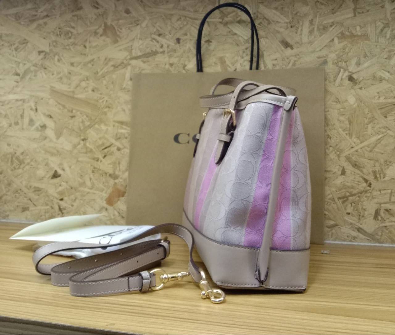 COACH Mollie Tote 25 In Signature Jacquard With Stripes พร้อมส่งที่ไทย ภาพสินค้าถ่ายจากงานขายจริง ใช้งานต่างประเทศได้