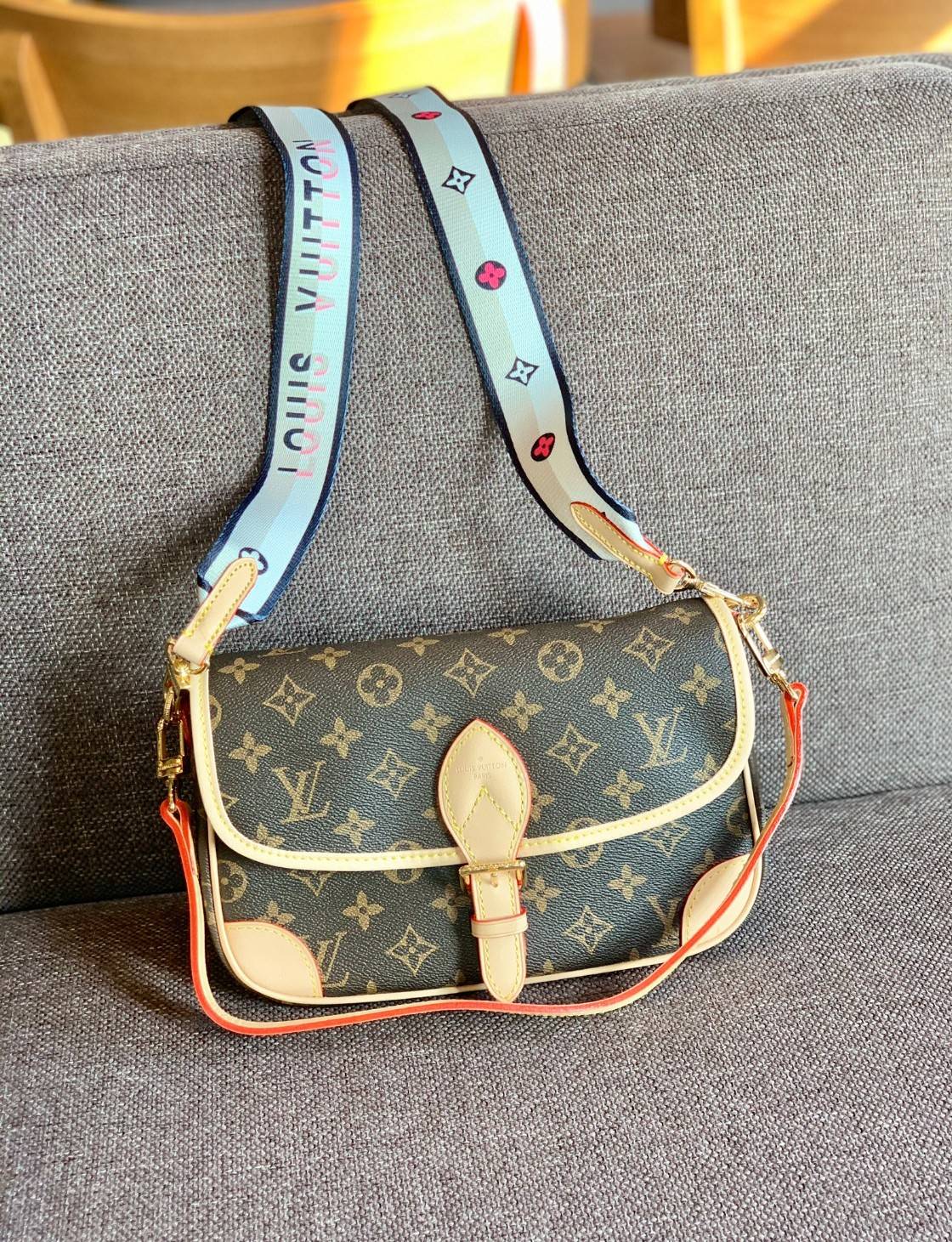 LOUIS VUITTON DIANE MONOGRAM พร้อมส่ง สุดคุ้ม! กับกระเป๋าLV พรีเมี่ยมกิฟ ตปท. หนังแท้ นิ่ม ทรงสวยมากๆค่ะ ((พื้นผิวหนังเป็นการขัดตามธรรมชาติจะมีรอยดำๆตรงขอบหนังนะคะ)) รุ่นนี้มาในลุคสวย หรู ดูชิล เพราะไม่ว่าลุคไหนๆก็เอาจริงๆจ้า! เปิดปิดกระเป๋าแบบกระดุมแม่เห
