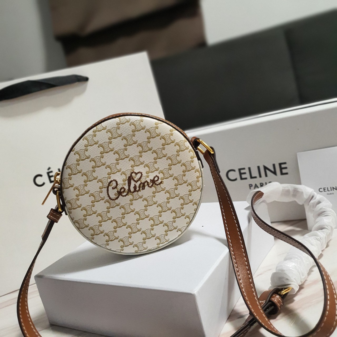 CELINE CROSSBODY BAG VIP GIFT WITH PURCHASE (GWP) พรีเมี่ยมกิ๊ฟ Limited Edition จาก PERFUME DUTYFREE COUNTER กระเป๋าทรงครอสบอดี้ ใบกลมเล็กน่ารัก วัสดุหนังทั้งใบ ตกแต่งด้วยโลโก้แบรนด์ปักเลื่อมด้านหน้า ด้านในเปิดปิดด้วยซิป มีช่องใส่ของจุกจิก ใส่ iphone(เล็ก