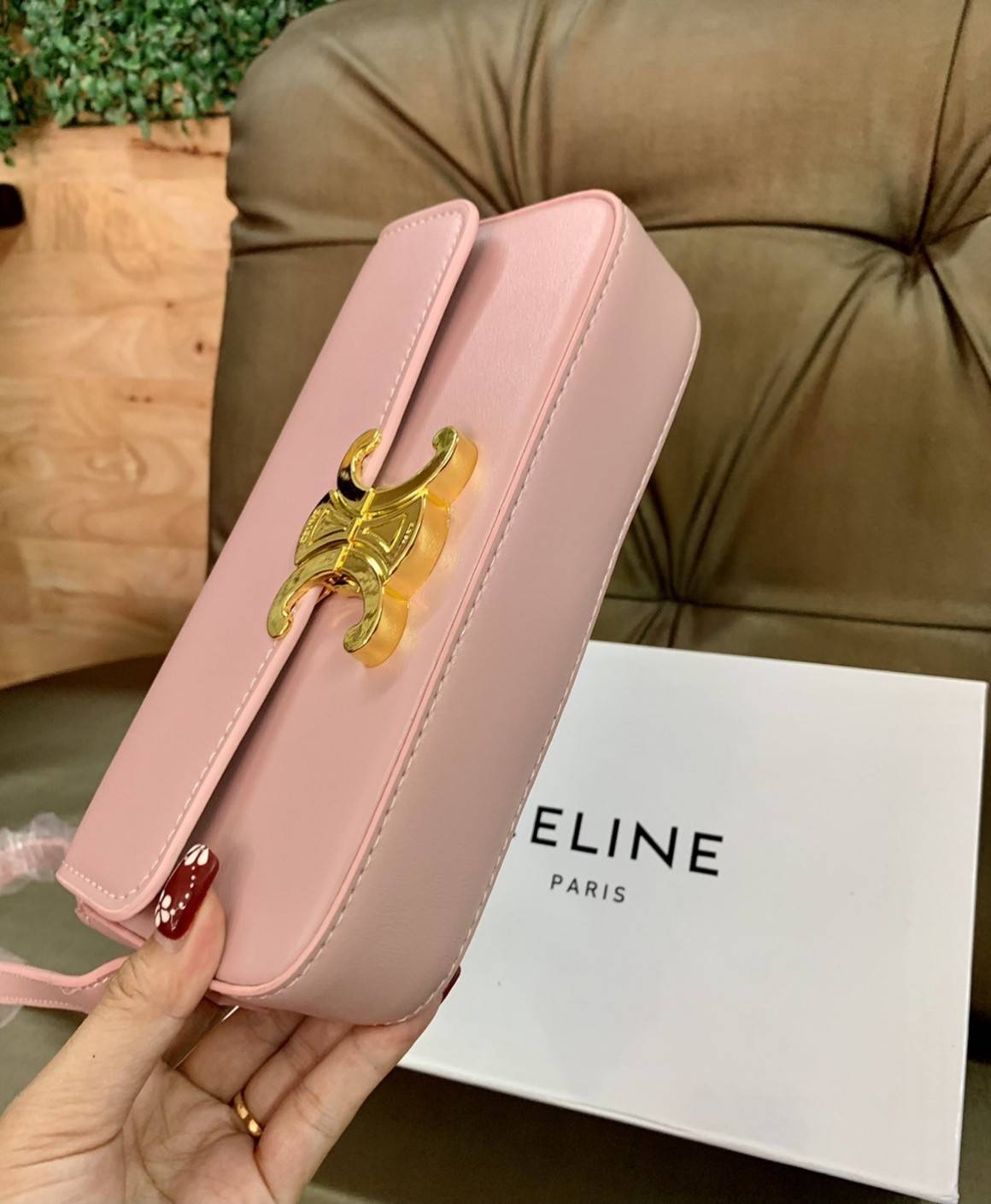 CELINE TRIOMPHE SHOULDER BAG VIP GIFT WITH PURCHASE-GWP พรีเมี่ยมกิ๊ฟ Limited Edition จาก CELINE PERFUME DUTY FREE COUNTER วัสดุหนังแกะสังเคราะห์เรียบ ดีไซน์ยอดนิยมสไตล์สาว LISA ทรงเหลี่ยมสวยหรูอยู่ทรง