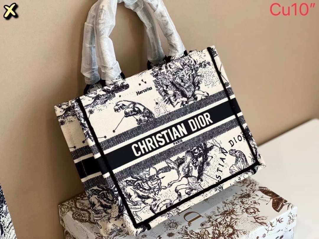 DIOR SMALL BOOK TOTE กระเป๋าสะพายทรงโท้ท สวยคลาสสิคขนาดกำลังดี พกพาสะดวก ใช้งานง่ายสุดๆ วัสดุงานทอละเอียดคุณภาพดี ภายในเป็นช่องโล่ง ใบจริงงานสวยเกินเบอร์!! สวยงามเกินราคา ไม่ผิดหวังจ้า