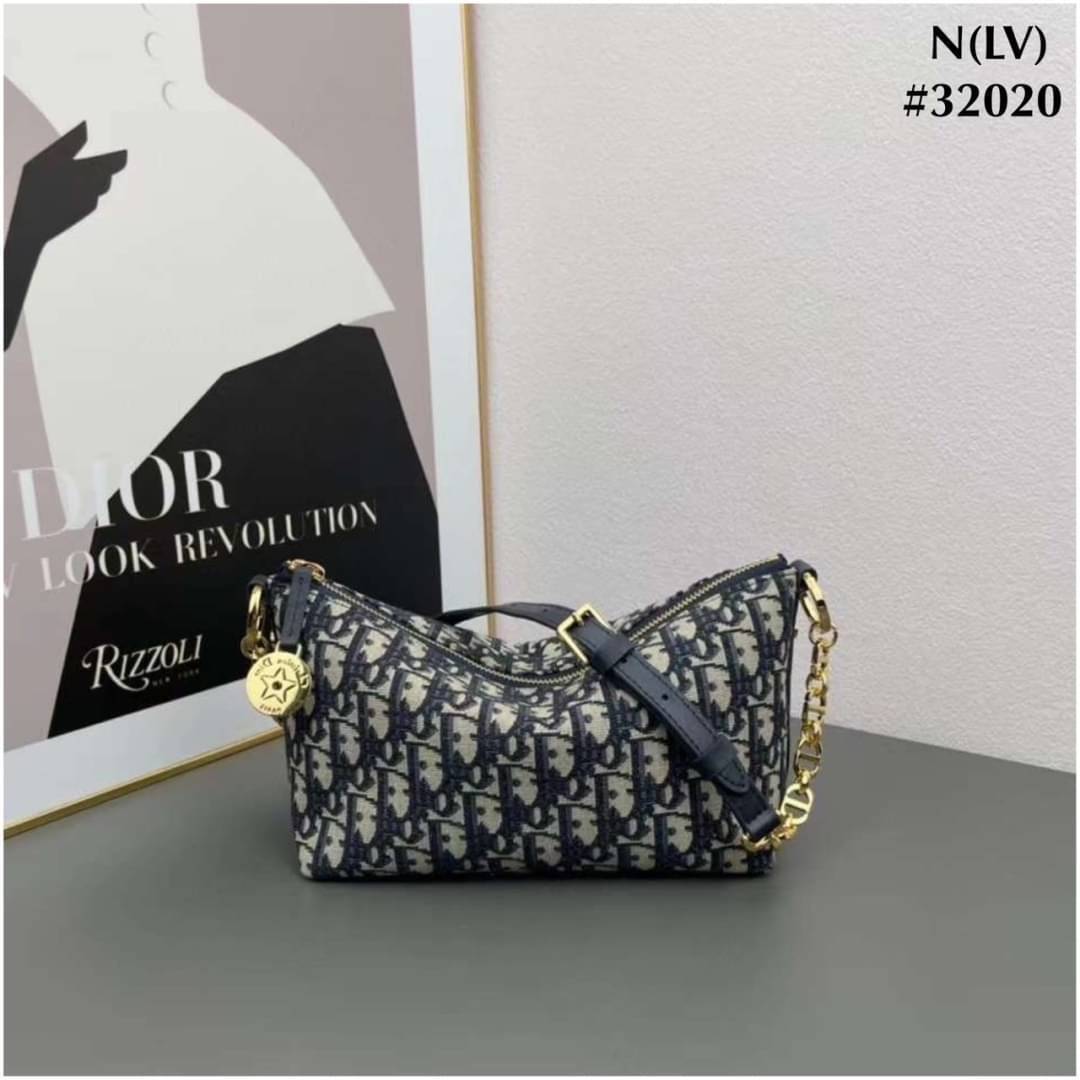 Diorstar hobo bag with chain strap กระเป๋าทรงโฮโบรุ่นใหม่ดีไซส์ทันสมัย พร้อมสายสะพายโซ่สลับหนัง ประดับเหรียญปั้มแบรนด์ รูปทรงใช้งานง่าย ได้ทั้งงานกลางวันและกลางคืน สวยหรู ดูดี มีระดับ