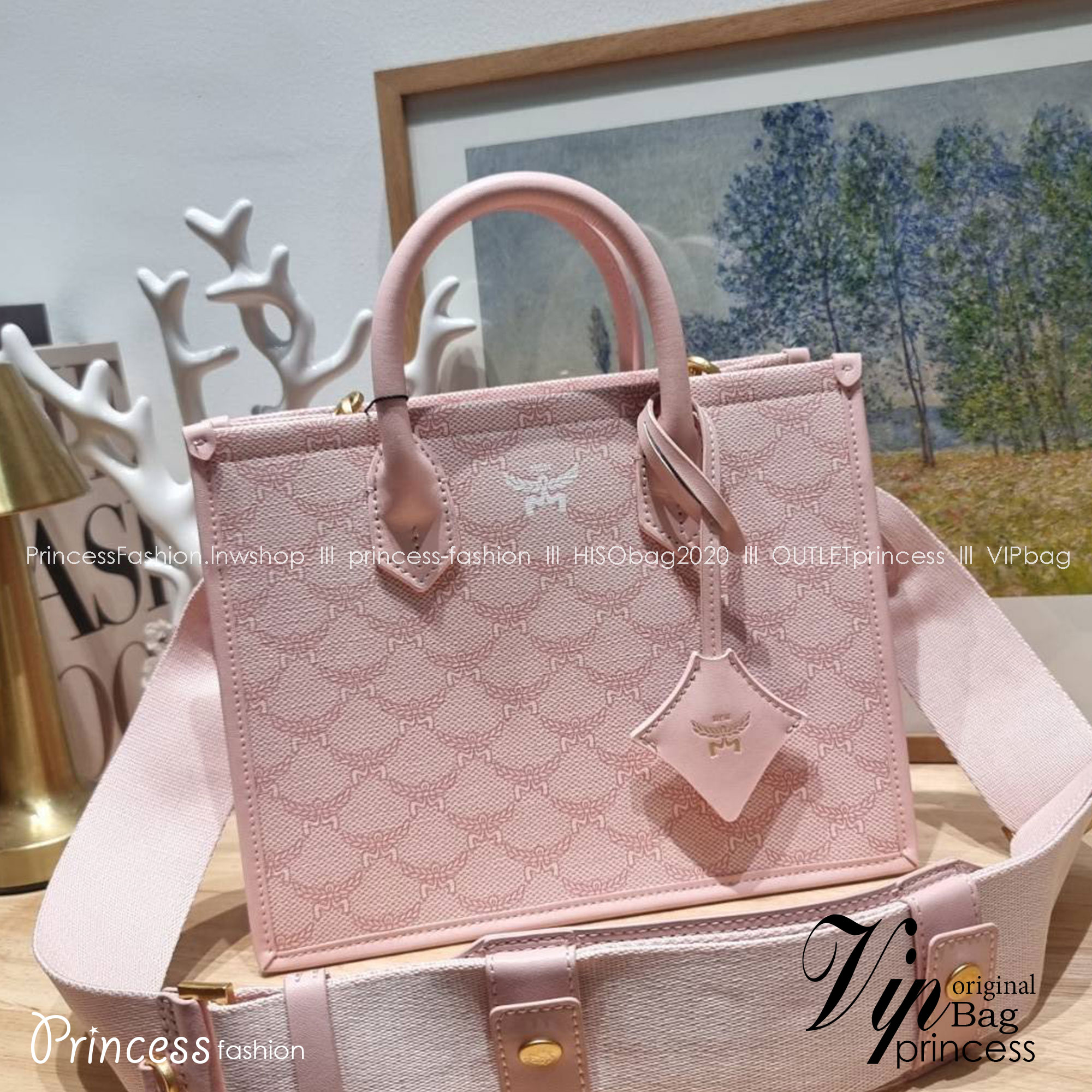 M.C.M HIMMEL SMALL TOTE IN LAURETOS คอลเลคชั่นใหม่ สีเข้าใหม่ ดีไซน์ละมุน น่ารักน่าใช้มากๆ ต้อนรับลวดลาย lauretos ไอคอนิกโมโนแกรมใหม่ ที่สวยแตกต่าง กระเป๋าทรงโท้ท โทนสีเรียบหรู