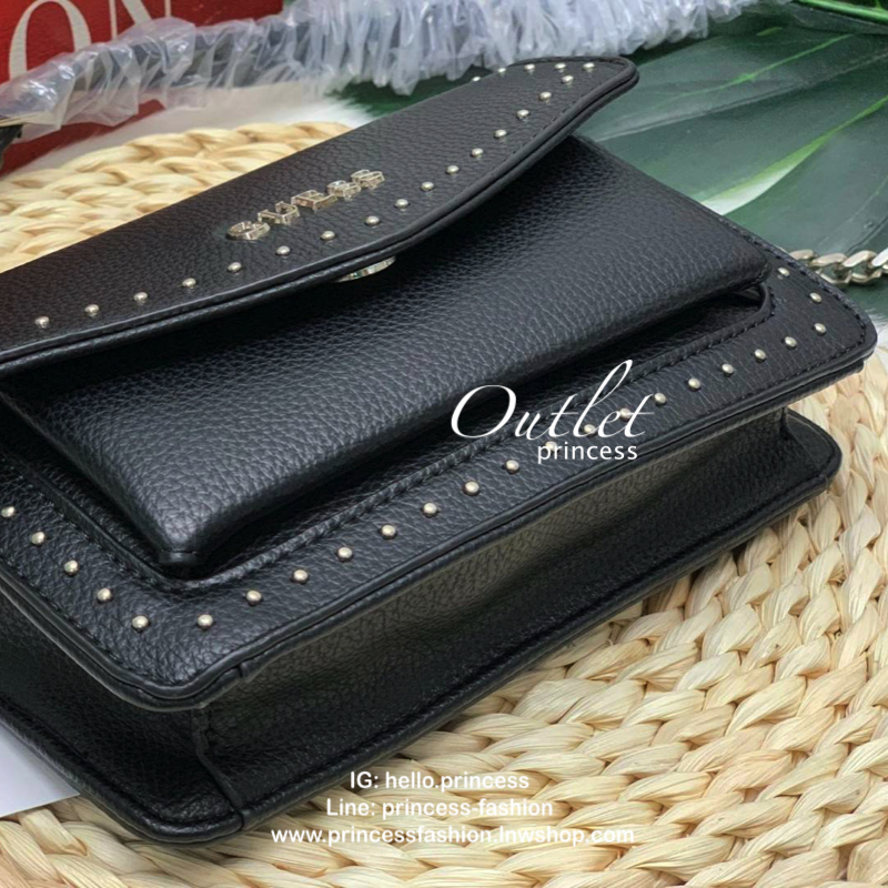 GUESS MILA STUDDED CROSSBODY BAG กระเป๋าสะพายข้างหรือแบบครอสบอดี้ร์ วัสดุลายหนังสวย หนังนิ่ม น้ำหนักเบาค่ะ ด้านหน้ามีอะไหล่โลโก้แบรนด์ พร้อมประดับหมุดดอกเล็กเพิ่มความเก๋เข้ามาให้ค่ะ เปิดปิดกระเป๋าแบบกระดุมแม่เหล็กภายในมีช่องหลักสำหรับใส่ของ สามารถใส่มือถื