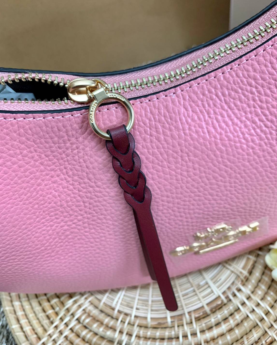 COACH BAILEY HOBO WITH WHIPSTITCH ((C4108//C1322)) พร้อมส่งที่ไทย!! สวยจริงไม่จกตาแน่นอนค่าา กระเป๋าทรงโค้ง ใช้แบบหิ้วหรือคล้องไหล่ก็ดูดี ใช้วัสดุหนังแท้ชั้นดี หนังสวยมากๆค่ะ ด้านหน้าใช้อะไหล่แบรนด์ตัวใหญ่ หรู ดูสะดุดตามีเดียว