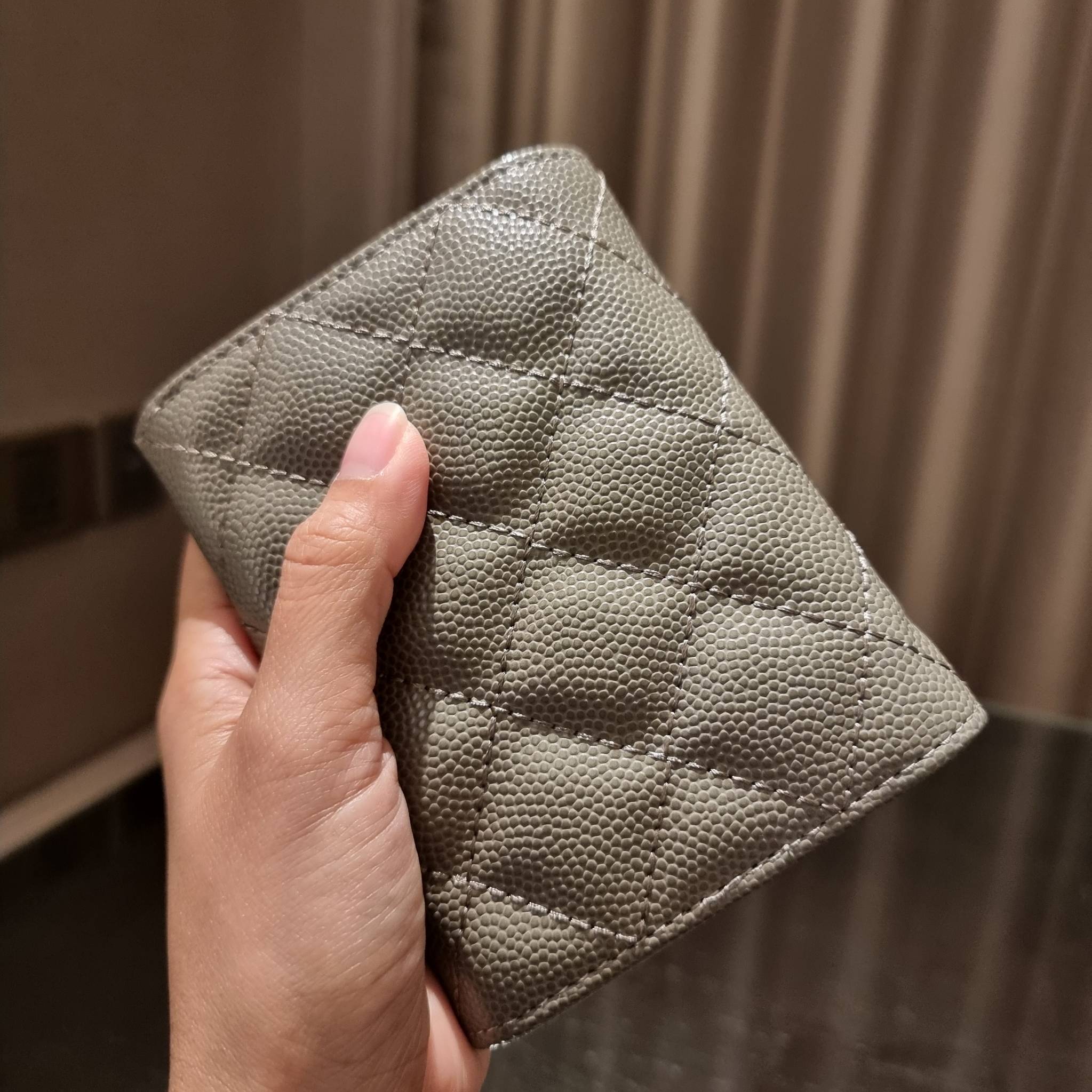 VIP 】มาแล้วจ้า!! รุ่นแนะนำ!! ฮิตติดใจสาวๆ!! กระเป๋าสตางค์ใบสั้นรุ่นฝาพับ จาก Chanel premium for gift เรียบหรู ดูไฮน์ วัสดุหนังสังเคราะห์ลายคาร์เวีย ด้านในเป็นหนังซาฟเฟียโน่ เปิด-ปิดด้วยกระดุมแม่เหล็ก ภายในกระเป๋ามีช่องใส่บัตร ใส่ธนบัตรได้ ดีไซน์เรียบหรูตา