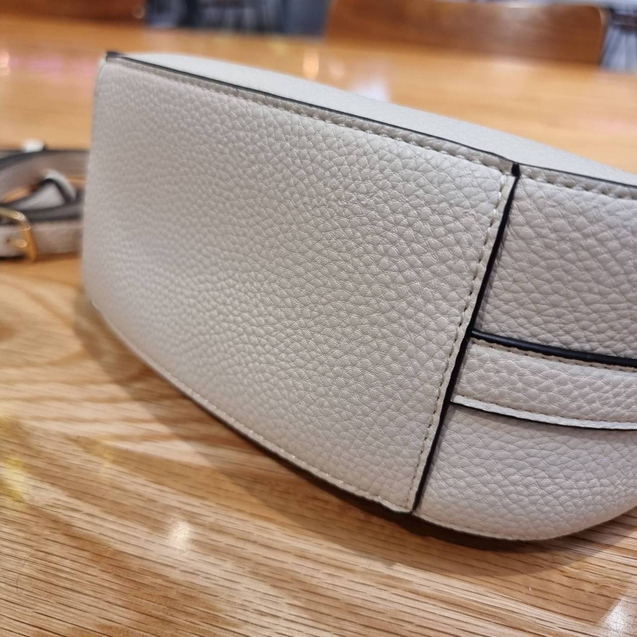 COACH C6807 KLEO HOBO IN SIGNATURE CHAMBRAY ใหม่ล่าสุด คอลเลคชั่นสุดคิ้วท์ ที่สาวๆต้องหลงรัก กระเป๋าสะพายทรงโฮโบ ที่ดีไซน์มาให้ปรับใช้งานได้หลากหลาย วัสดุหนัง pepble สวยหรู รูดเปิด-ปิดด้วยซิป ภายในเป็นช่องโล่ง สายคล้องสามารถถอดออกใส่สายยาวสะพายข้างได้ หรื