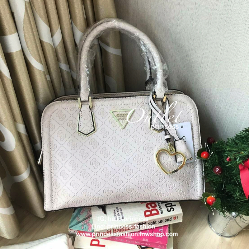Guess Lyra Bag With Embossed Logo กระเป๋าถือหรือสะพาย ขนาดกำลังดี วัสดุหนังpu ปั้มโลโก้ทั้งใบ ช่องใหญ่มีถึง2ช่องเปิดปิดด้วยกระดุมแม่เหล็ก ภายบุผ้าอย่างดี สกรีนโลโก้แบรนด์ มีช่องเล็กเก็บของเป็นสัดส่วน และช่องซิปคั่นกลางเพื่อเก็บของสำคัญ ด้านหน้าประดับโลหะร