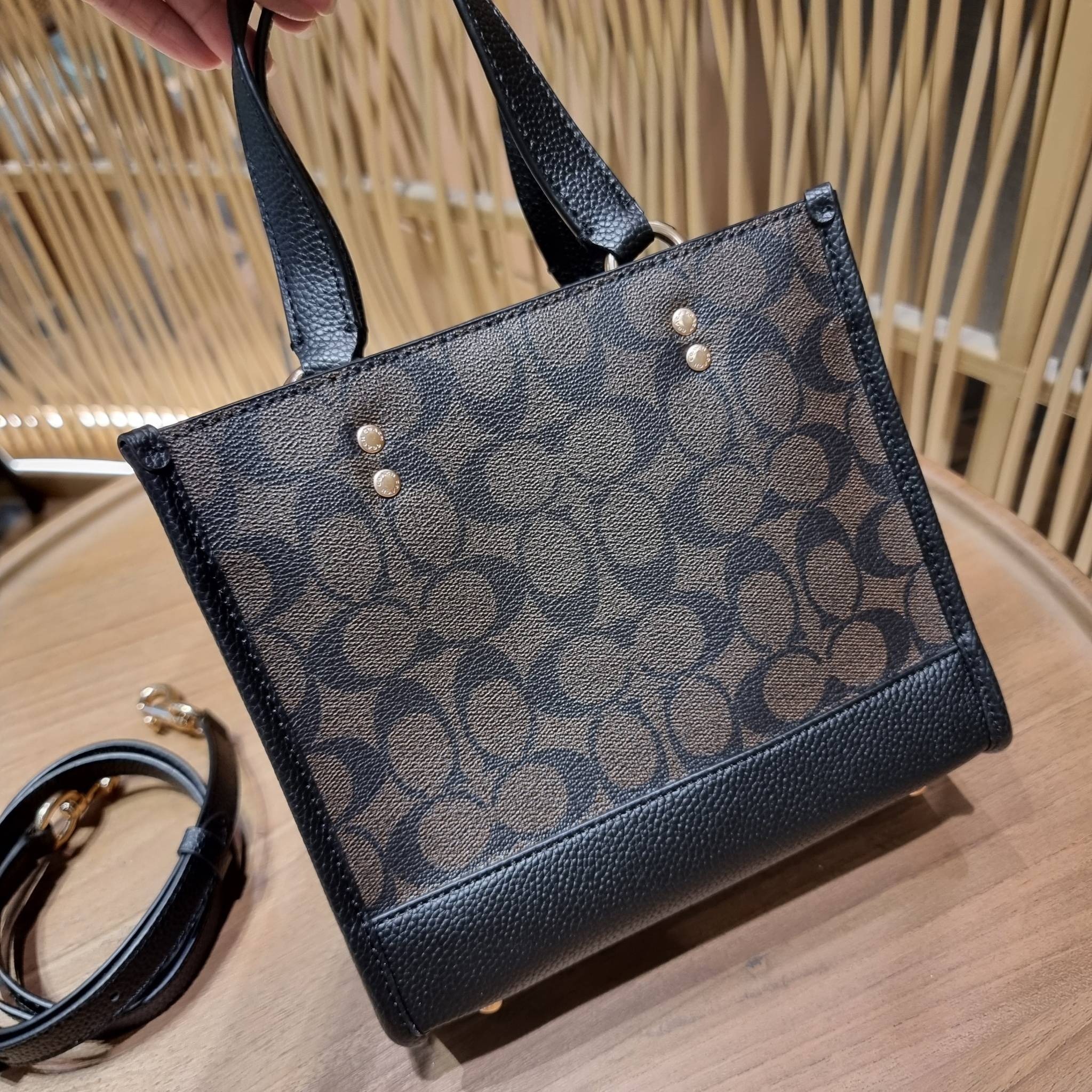 OUTLET 】COACH C5122 DEMPSEY TOTE 22 IN SIGNATURE CANVAS แรงดี กระหน่ำยอดสั่งซื้อมากจ้าแม่!! กระเป๋าทรงโท้ท 22 ที่ขนาดน่ารักน่าใช้มากๆ สาวๆถูกอกถูกใจกันนับไม่ถ้วน!! ฟังก์ชั่นการใช้งานสะดวกที่สุด มีทั้งสายคล้องในตัว และสายครอสบอดี้ ดีไซน์คลาสสิคเรียบหรู วัส