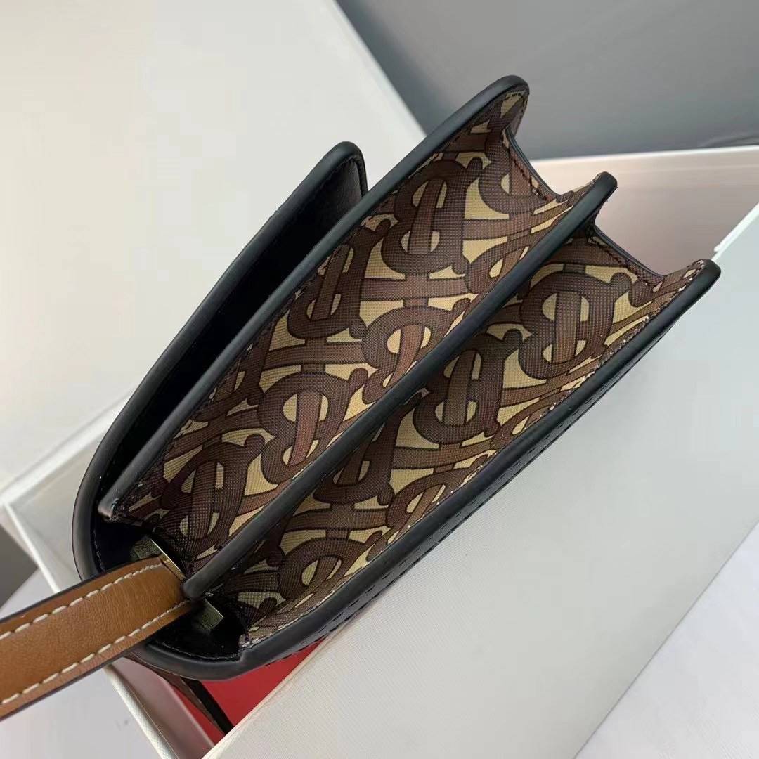 VIP หนังแท้ 】BURBERRY Brown TB-Print Canvas and Leather Crossbody Bag กระเป๋าสะพายวัสดุหนังแท้ ขึ้นลายแบรนด์โมโนเเกรมคอลเลคชั่นใหม่ทรงเหลี่ยมสวยหรูดูดี เปิดปิดด้วยฝาปิดสัญลักษณ์รูปตัวB ภายในมีช่องแบ่งเป็นสัดส่วนสามารถใส่มือถือ iphone เงิน ของจุกจิกได้ หัว