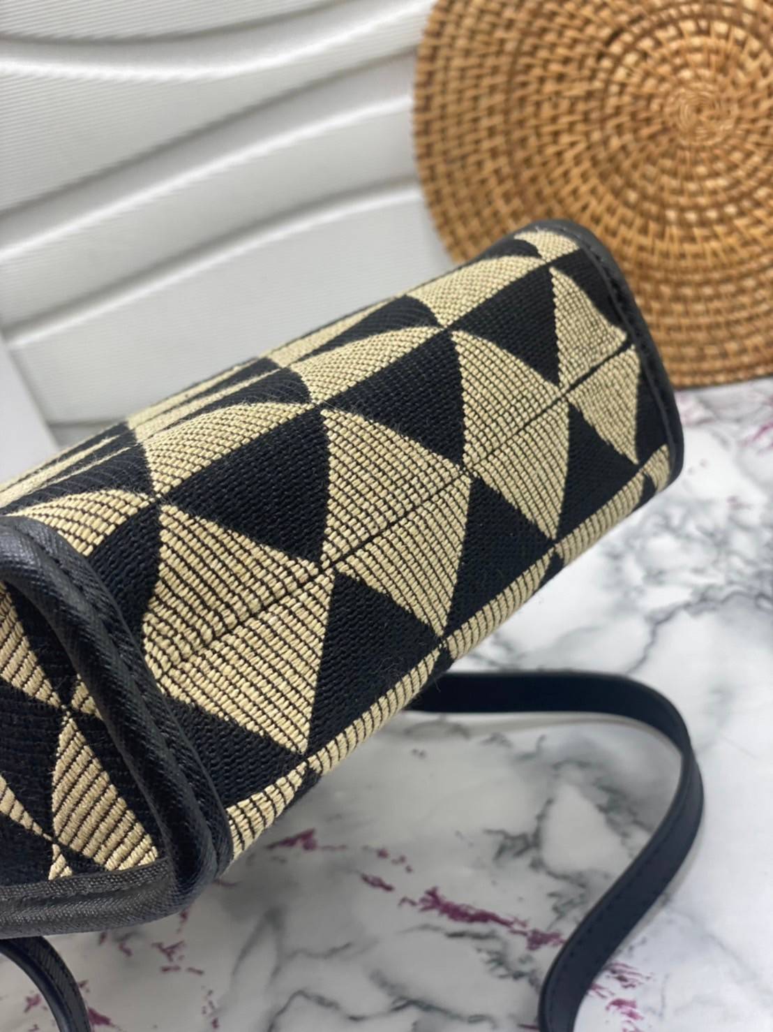 PRADA Symbole jacquard fabric micro bag / Prada triangle ไซส์มินิ แบบใหม่ล่าสุดจากแบรนด์ดัง จัดให้แบบเลิศๆ กับกระเป๋าทรงโท้ท สวยเอกลักษณ์ ภายในโล่งกว้างมาก ใส่ของแบบแน่นๆ จุๆไปได้เลย หมดห่วง!! และยังมีสายครอสบอดี้มาให้ จะสะพายชิคๆคูลๆ จะถือแบบปังๆ ก็เอาอย