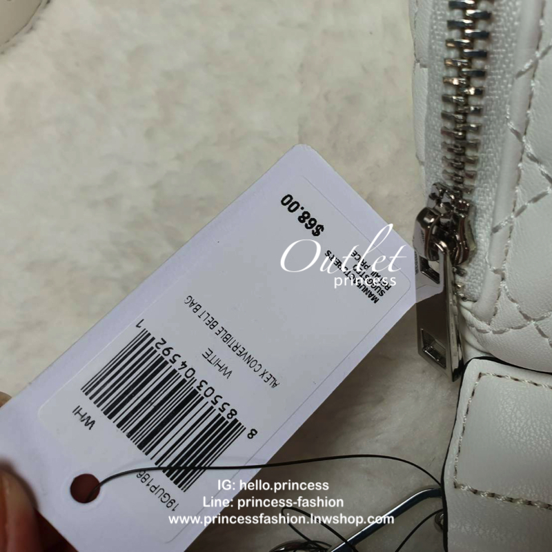 กระเป๋า Guess รุ่นนี้คาดเอว/คาดอก/สะพายข้างได้ครบทุกฟังก์ชั่น ด้านหน้าหนังเป็นลายตาราง ติดโลโก้แบรนด์รูปสามเหลี่ยมด้านหน้า เปิดปิดด้วยซิปยาว ด้านในเป็นช่องกว้างมีช่องซิปด้านใน ตัวกระเป๋าด้านหลังเป็นหนังเรียบ รุ่นนี้มีสายสะพายมา 2 เส้น เส้นแรกเป็นสายหนังปร