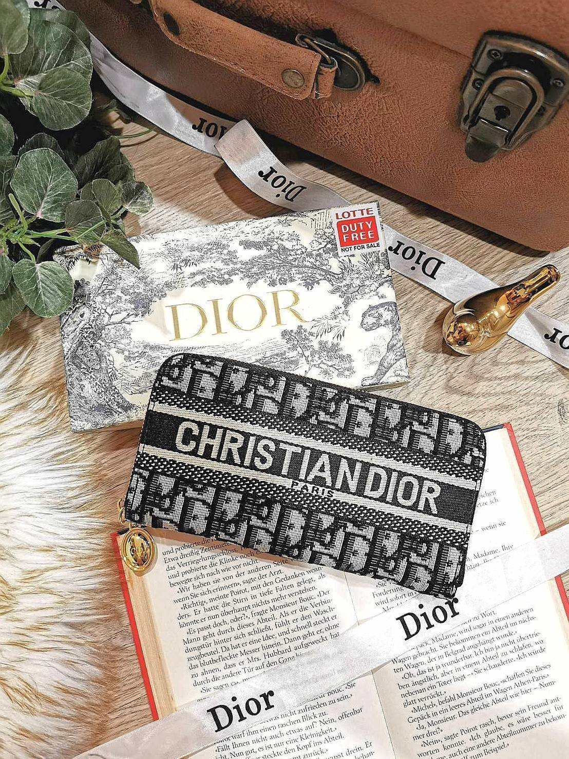 VIP 】CHRISTIAN DIOR ANAGRAM LONG WALLET VIP GIFT WITH PURCHASE (GWP) กระเป๋าสตางค์ใบยาวไอเท็มแนะนำพรีเมี่ยมกิ้ฟ Limited จาก DIOR DUTYFREE ลาย Dior Anagram สวยคลาสสิคไม่มีเอ้าท์ เปิดปิดด้วยซิปแบรนด์สีทองสะดวกใช้ ภายในมีช่องแบ่งหลายช่องและช่องซิปกลางเเยกเป็