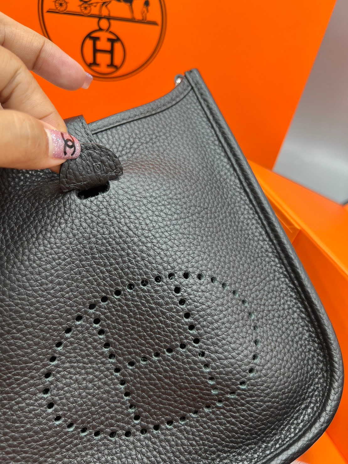 HERMES evelyne mini bag Luxury Bag กระเป๋าสะพายแบรนด์ดัง แบรนด์หรู คลาสสิกตลอดกาล ใช้ได้ทั้งชายหญิง ใบเดียวจบ สวยรวยปัง เกรดท็อปออริจินอล ภาพสินค้าถ่ายจากงานขายจริง ใช้งานต่างประเทศได้
