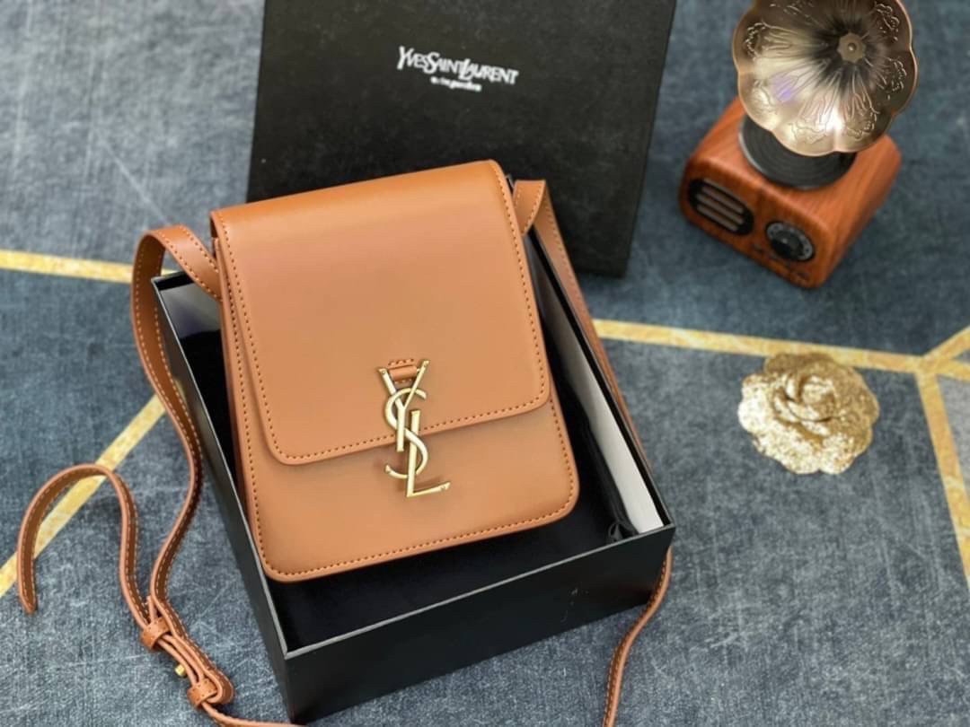 หนังแท้ YSL Yves Saint Laurent small leather shoulder bag กระเป๋าสะพายทรงเหลี่ยมแนวตั้งดีไซน์สวยหรูอยู่ทรงมีโลโก้แบรนด์ด้านหน้า อะไหล่ทองสวยหรู ภายในโล่งกว้าง สายสะพายหนังยาวปรับระดับได้ Rare items เด็ดๆแบบนี้ห้ามพลาด!