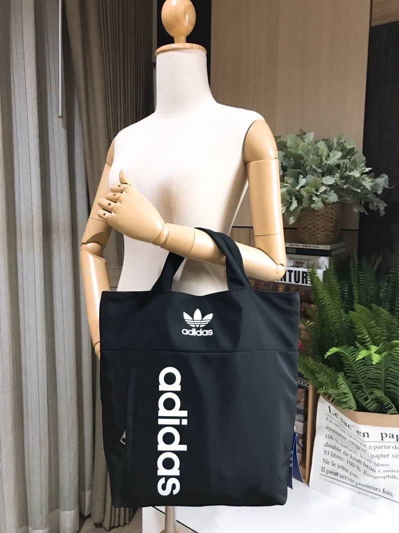 ADIDAS 2WAY MINI BACKPACK กระเป๋าเป้หรือสะพาย2Wayสไตล์ Sport ขนาดมินิ น้ำหนักเบา ด้านหน้ามีโล้โก้และช่องซิป เปิดปิดด้วยซิปสะดวกใช้ ภายในมีช่องใส่ของ หูจับถนัดมือ สายสะพายเลื่อนปรับได้ สามารถถือหรือสะพายเป็นเป้ได้ ใช้ได้ทั้งชายหญิง ไอเท็มใหม่ราคาสุดคุ้ม! ห