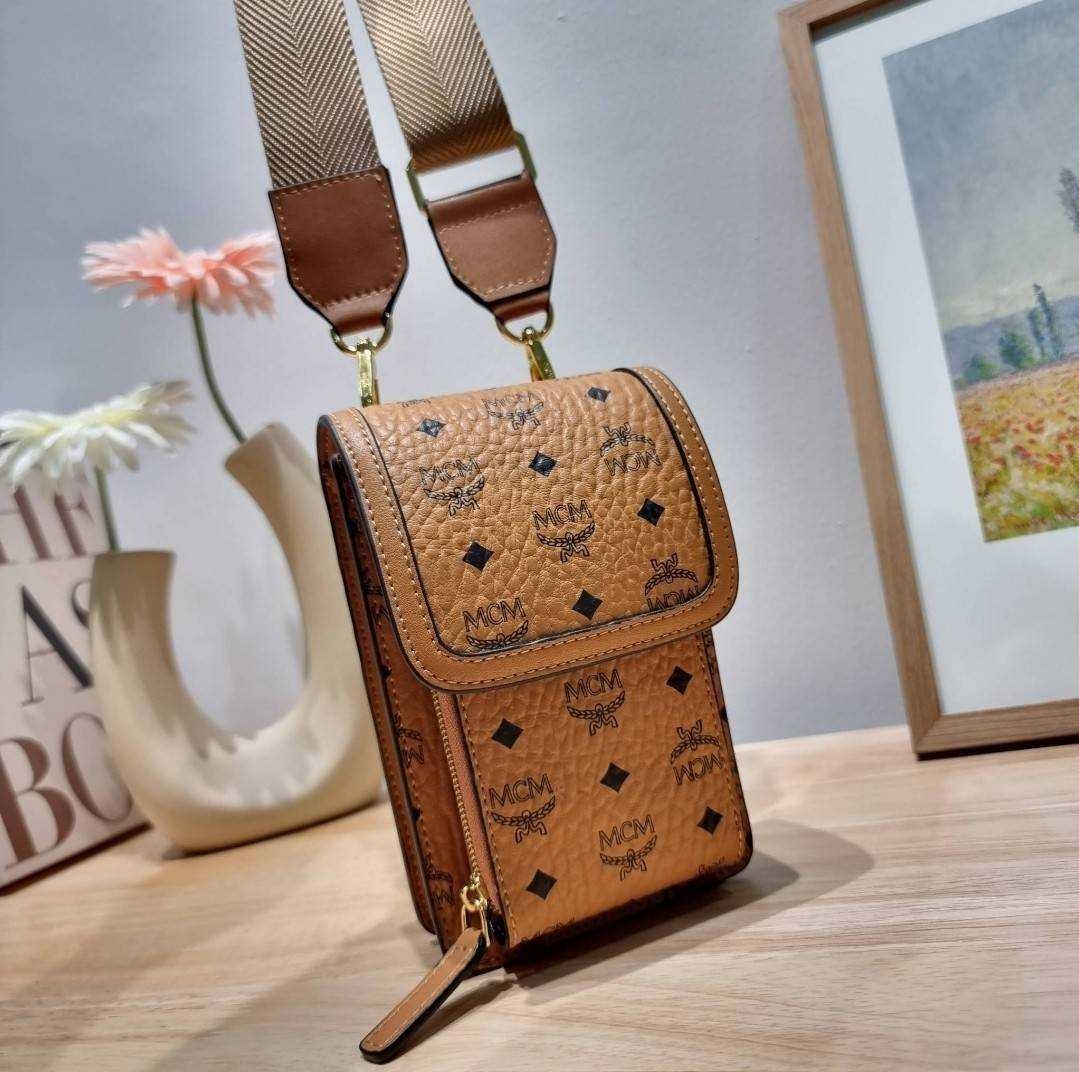 M.C.M CROSSBODY PHONE CASE IN VISETOS กระเป๋าสะพายข้าง สำหรับใส่ gadget คูลๆอย่างโทรศัพท์มือถือ ให้หนุ่มๆพกพาไปไหนๆได้สะดวก คล่องตัวกว่าเดิม เกรดออริ ท็อป 1:1 เกรดดีสุด สลับแท้