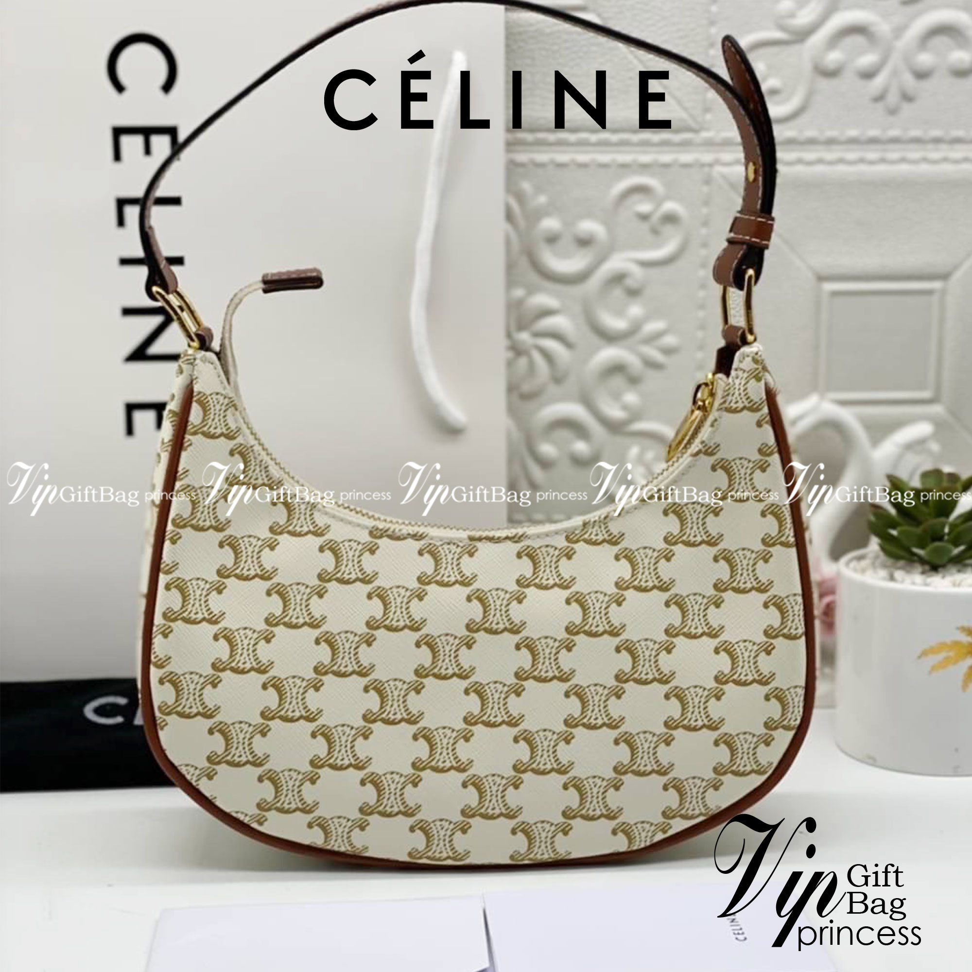 หนังแท้ CELINE AVA / CELINE Vintage Classic Ava bag 1 ใน คอลเลคชั่น “Triomphe Canvas” มาพร้อมสายสะพายไหล่ที่ปรับความยาวได้ และเนื่องจากช่วงล่างของกระเป๋ามีขนาดใหญ่กว่าช่วงบน จึงทำให้ไม่เสียทรงเมื่อเราใส่สิ่งของอย่างกระเป๋าสตางค์หรือโทรศัพท์มือถือ หากดูภาพ