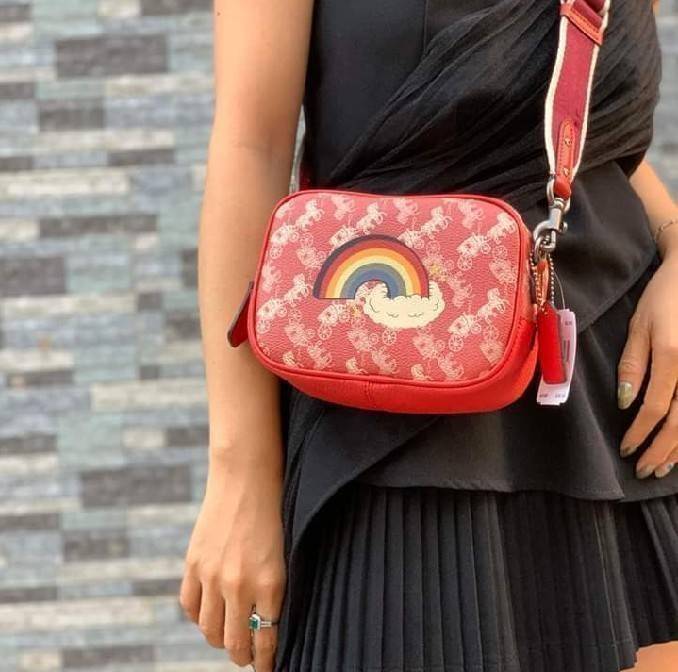COACH Camera Bag 26, rainbow-red pattern COACH Camera Bag 16 With Horse And Carriage Print and Heart OXBLOOD (F79369 F88264) 🍁น่าใช้มากมาย รุ่นนี้มาพร้อมสายสปอร์ตใหญ่ ถอดเก็บได้ ปรับระดับได้ หนาแน่น ทนทาน จุของได้เยอะพอสมควร //วัสดุแคนวาส