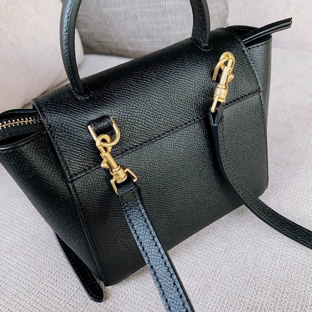 CELINE HANDLE AND CROSSBODY BAG VIP GIFT WITH PURCHASE (GWP) กระเป๋าถือและสะพายพรีเมี่ยมกิ๊ฟ Limited Edition จาก CELINE HAUTE PARFUME DUTYFREE COUNTER หนัง Saffiano ดีไซน์ยอดนิยมหนังสวยอยู่ทรงดูแลรักษาง่าย เปิดปิดด้วยฝาปิด Belt ด้านหน้ามีโลโก้แบรนด์ภายในโ